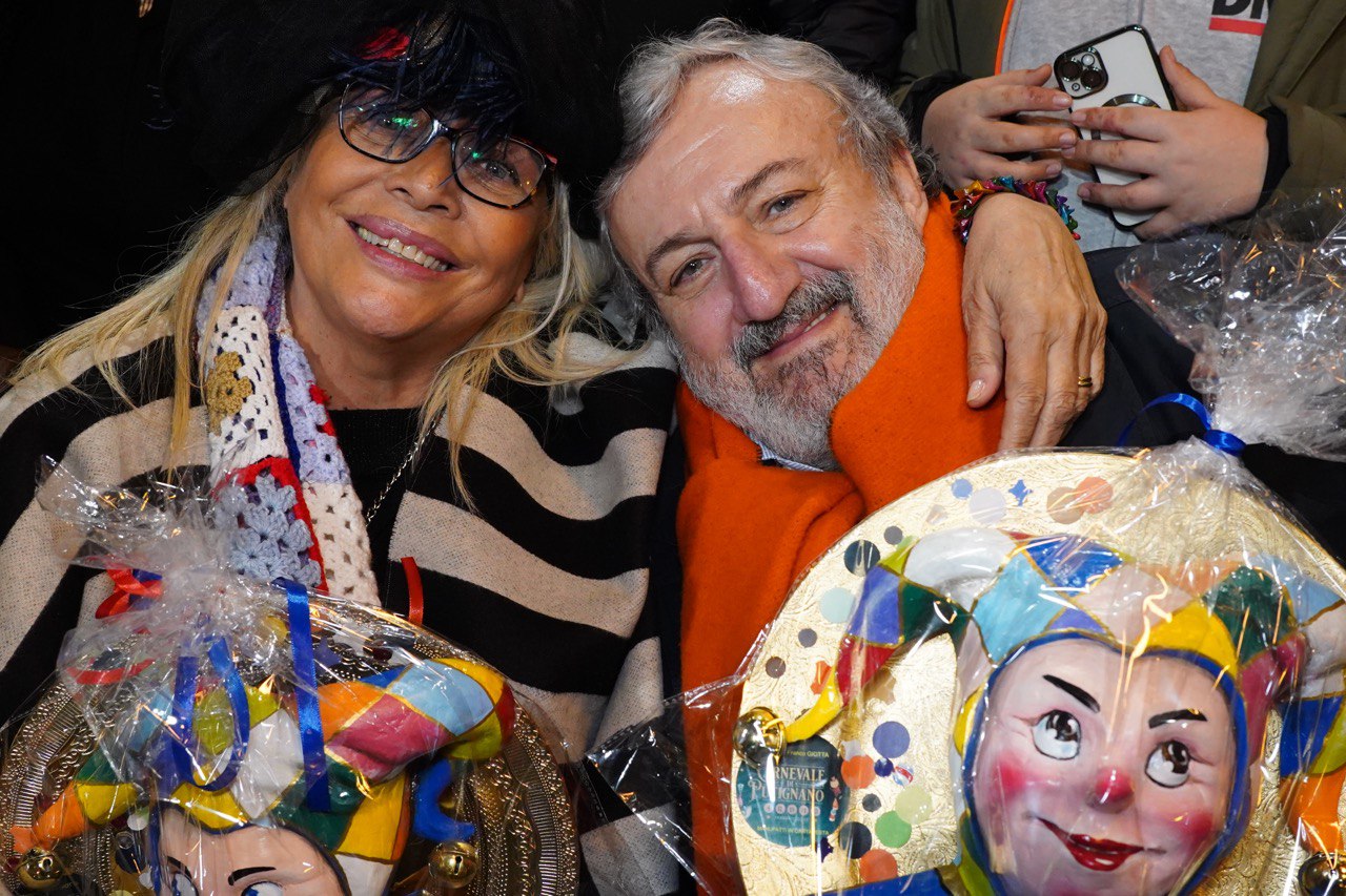 Galleria EMILIANO ALLA SFILATA DEI CARRI E DELLE MASCHERE DEL CARNEVALE DI PUTIGNANO: “ORGOGLIO DELLA PUGLIA”. - Diapositiva 11 di 17