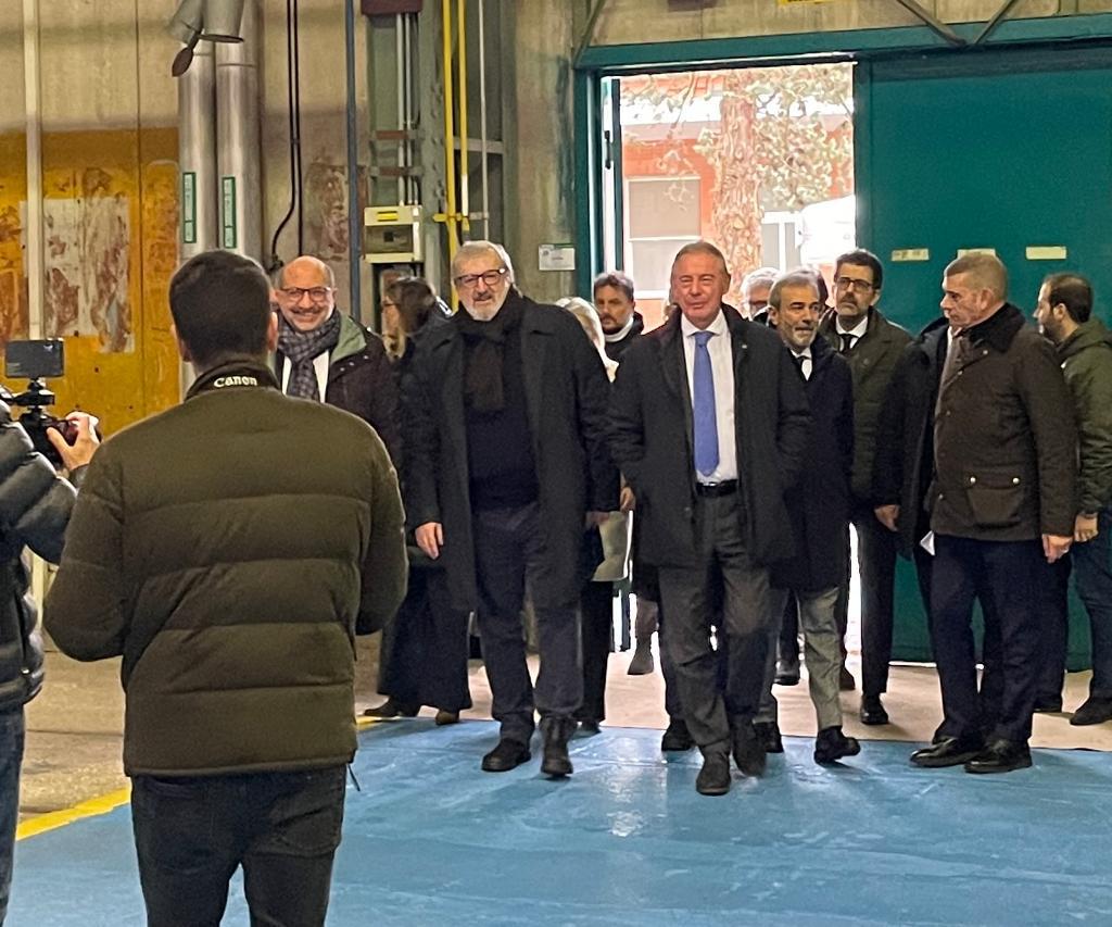 Galleria IL PRESIDENTE EMILIANO CON IL MINISTRO URSO NELLO STABILIMENTO MERMEC FERROSUD: “SULL’EX ILVA D’ACCORDO CON IL GOVERNO, MA A DUE CONDIZIONI, DECARBONIZZAZIONE E PAGAMENTO AZIENDE INDOTTO” - Diapositiva 11 di 11