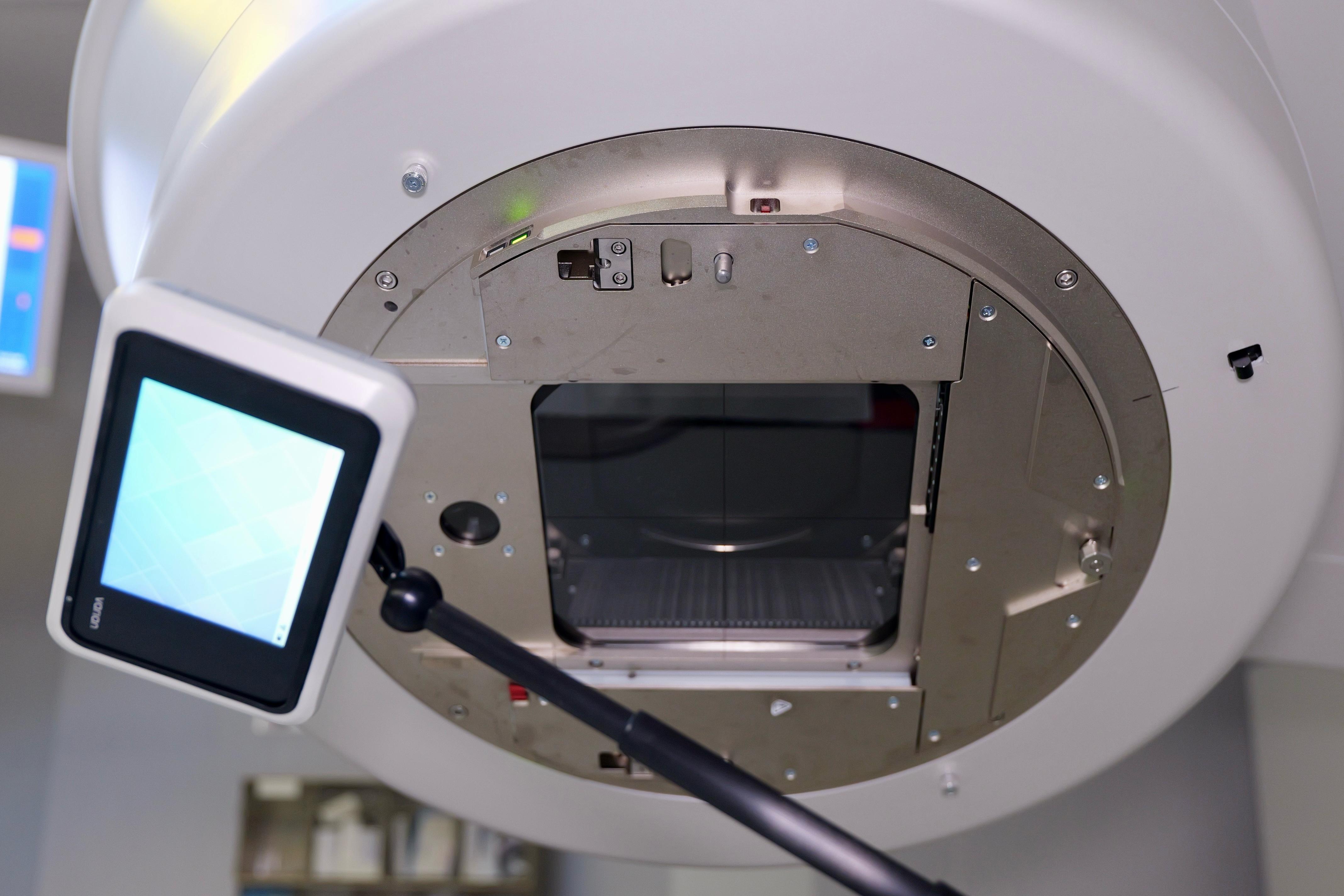 Galleria OSPEDALE DIMICCOLI DI BARLETTA: EMILIANO, PIEMONTESE E DIMATTEO ALL’ATTIVAZIONE DEL SECONDO  NUOVO ACCELERATORE LINEARE - Diapositiva 13 di 16