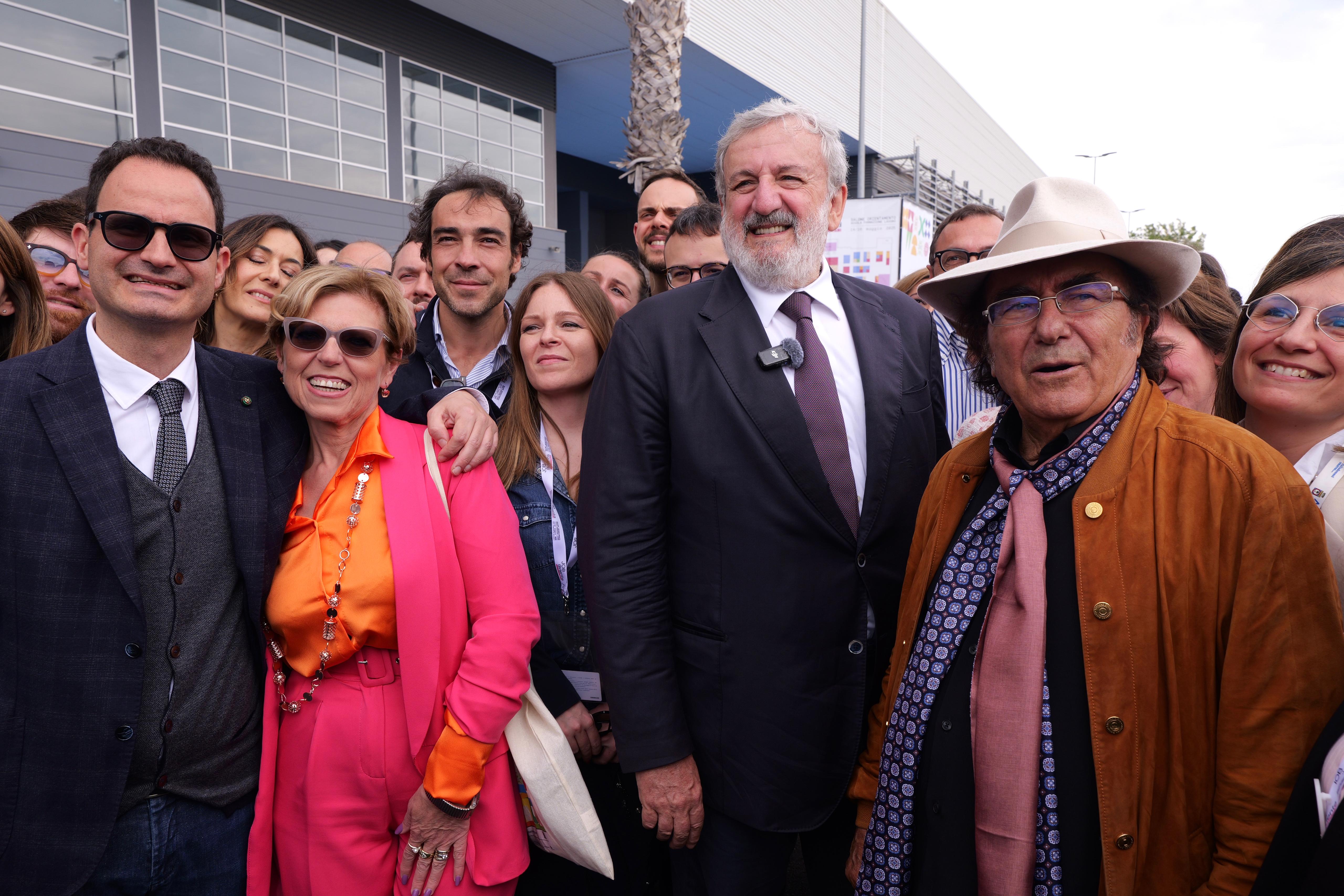Galleria IL PRESIDENTE EMILIANO E L’ASSESSORE LEO ALLA SECONDA GIORNATA DI JOB&ORIENTA: VISITA TRA GLI STAND CON AL BANO - Diapositiva 10 di 13