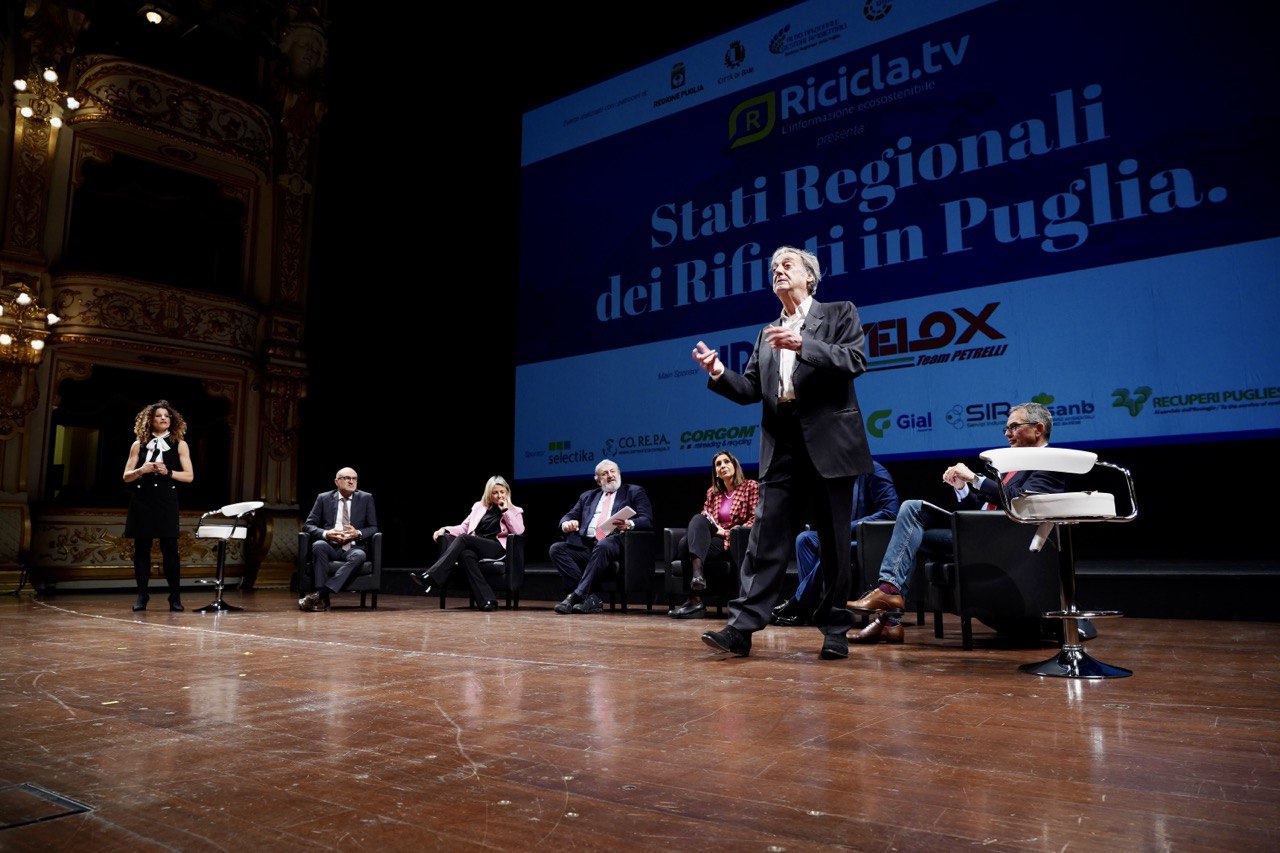 Galleria EMILIANO AGLI STATI REGIONALI DEI RIFIUTI:  “IL PIANO DELLA PUGLIA NON VUOLE IMPATTARE SULL’AMBIENTE. ASECO È UN’ALTERNATIVA PUBBLICA ALLE DIFFICOLTÀ. - Diapositiva 10 di 13