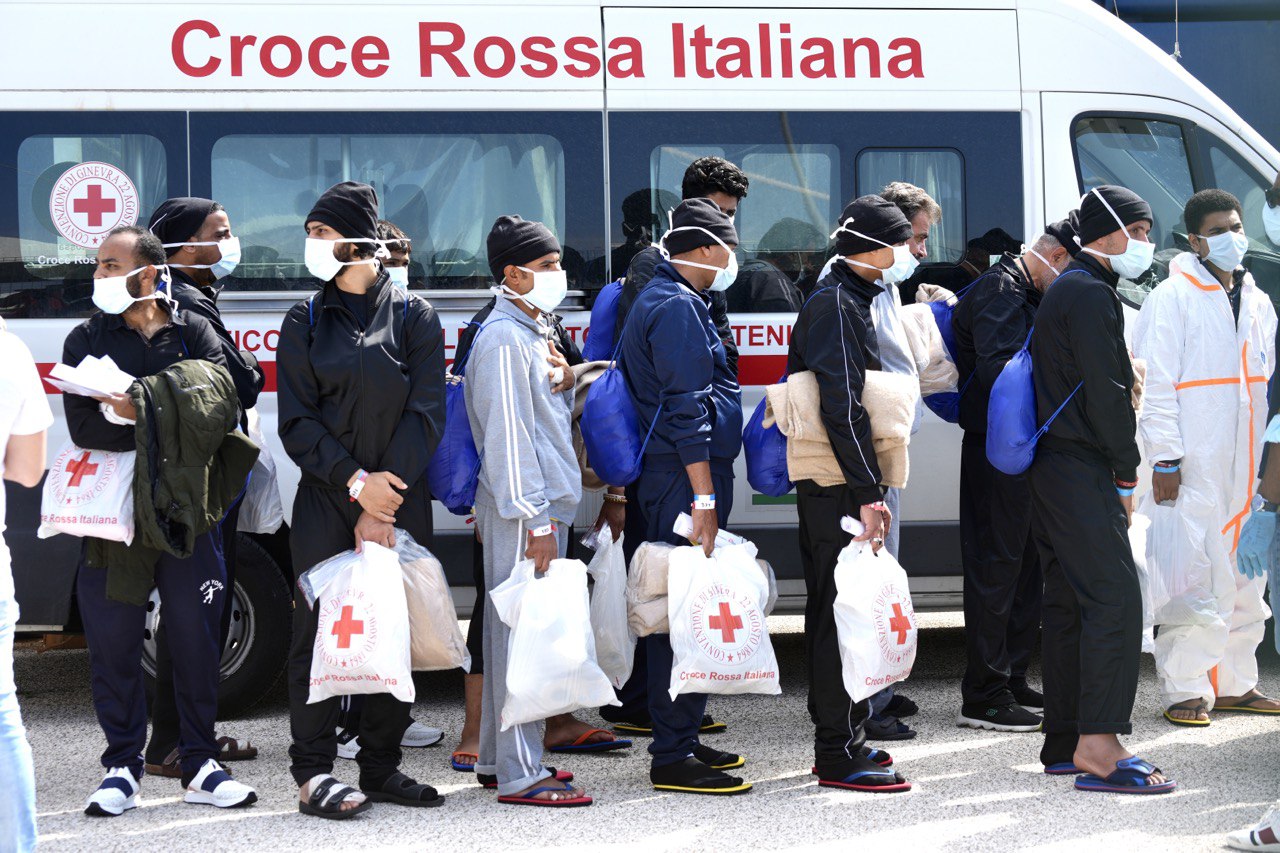 Galleria Attraccata nel terminal crociere di Bari la nave Geo Barents con 600 persone soccorse - Diapositiva 6 di 9