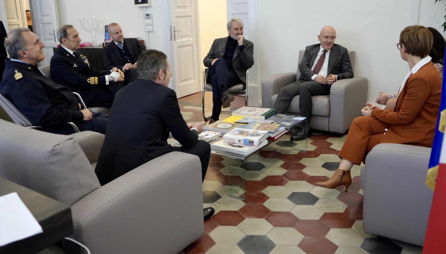 Galleria Patrimonio immobiliare della Difesa: firmato a Roma, presso la sede di Difesa Servizi, il Protocollo d’intesa per la valorizzazione ad uso duale del Castello Svevo di Vieste (Fg) - Diapositiva 4 di 20