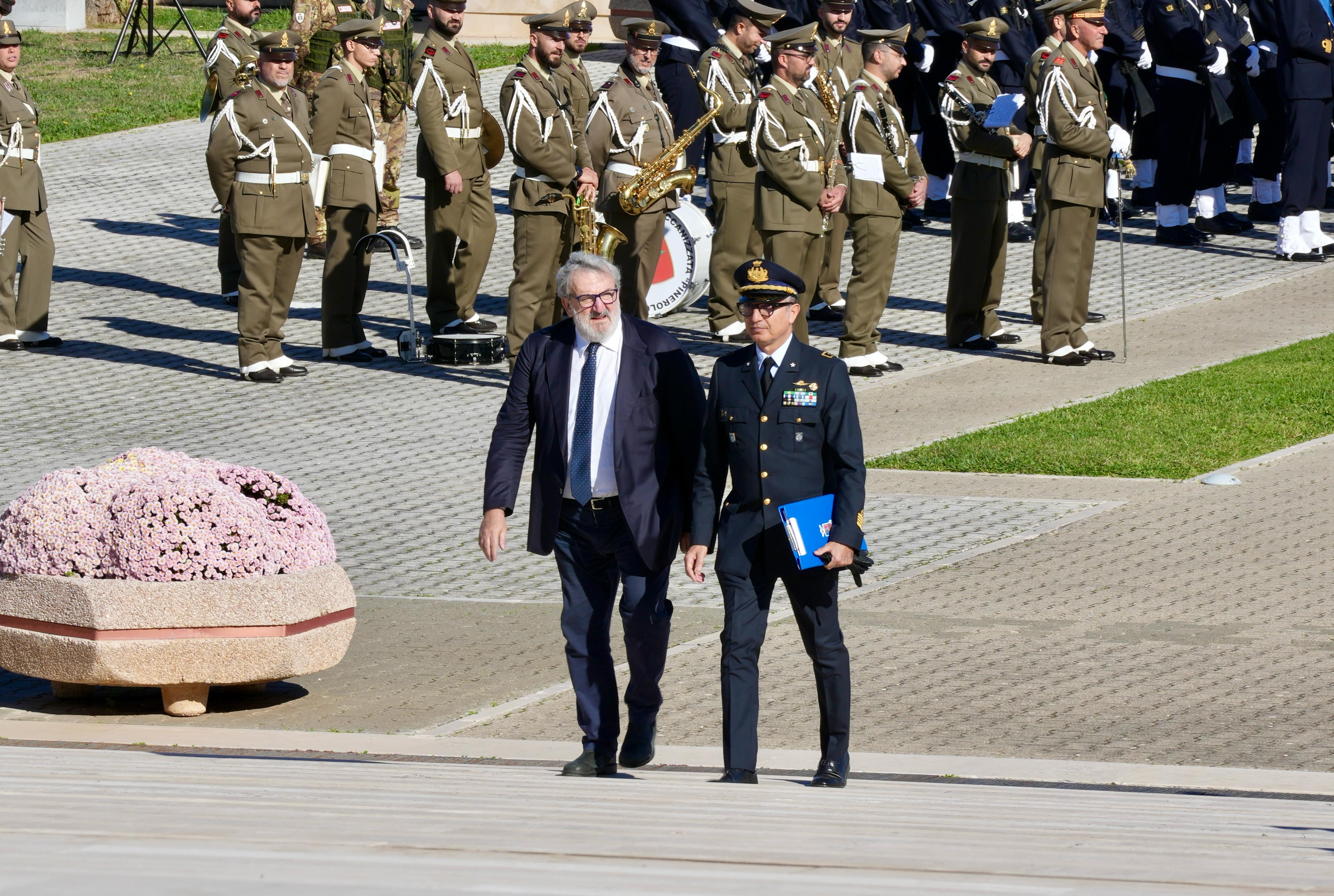 Galleria Il presidente Emiliano alle celebrazioni della Giornata dell'Unità nazionale e delle Forze Armate: “Festa che esprime gratitudine per i nostri caduti e volontà di pace” - Diapositiva 6 di 14