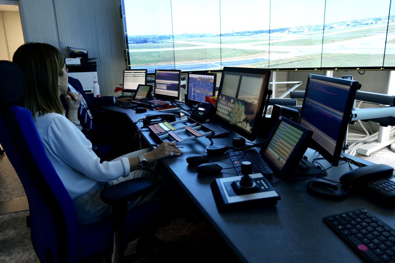 Galleria Aeroporto di Brindisi, Emiliano all’apertura della prima Torre di controllo gestita da remoto: “Il capitale umano qui impiegato farà un salto di qualità” - Diapositiva 2 di 15