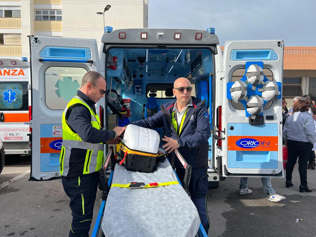 Galleria INTERNALIZZAZIONE 118 ASL BT: IL PRESIDENTE EMILIANO OGGI ALLA FIRMA DEL CONTRATTO SANITASERVICE DI 198 AUTISTI E AUTISTI SOCCORRITORI - Diapositiva 7 di 9