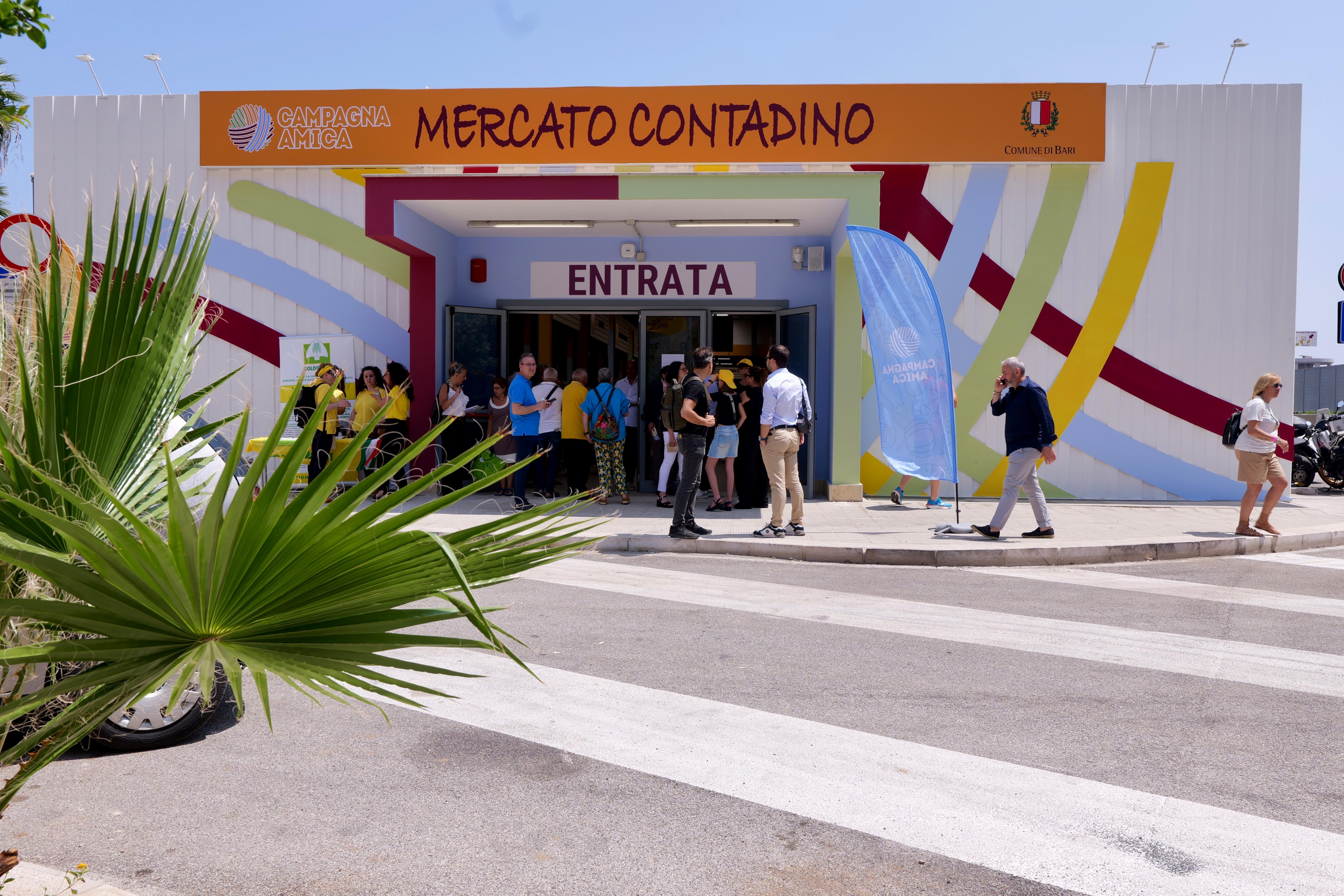 Galleria Emiliano e Pentassuglia all’apertura del nuovo Mercato contadino di Bari: “Qui il cibo che esprime l’identità alimentare e culturale della Puglia” - Diapositiva 1 di 7