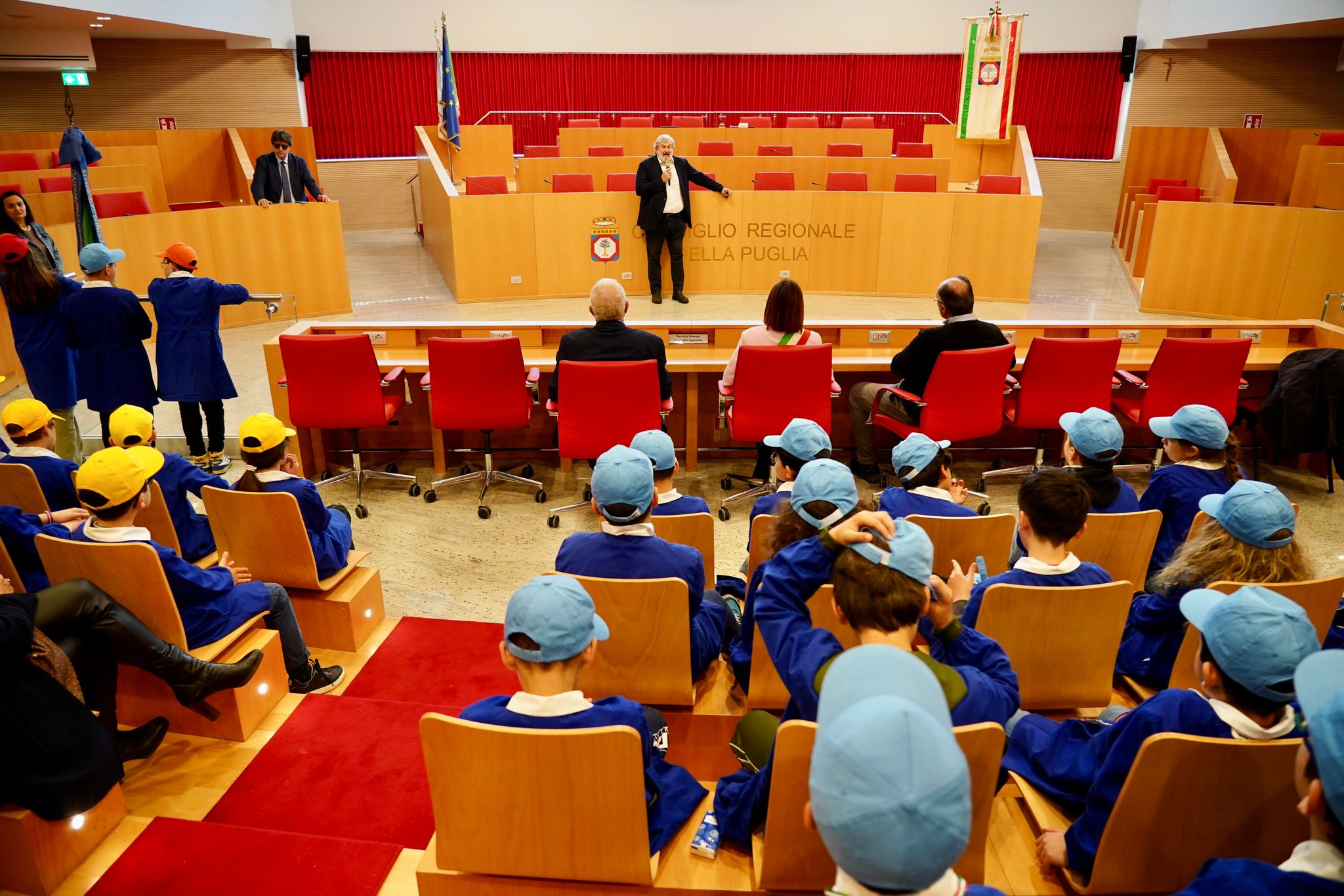 Galleria Emiliano incontra gli studenti della scuola primaria “Angiulli-De Bellis” di Castellana Grotte - Diapositiva 4 di 6