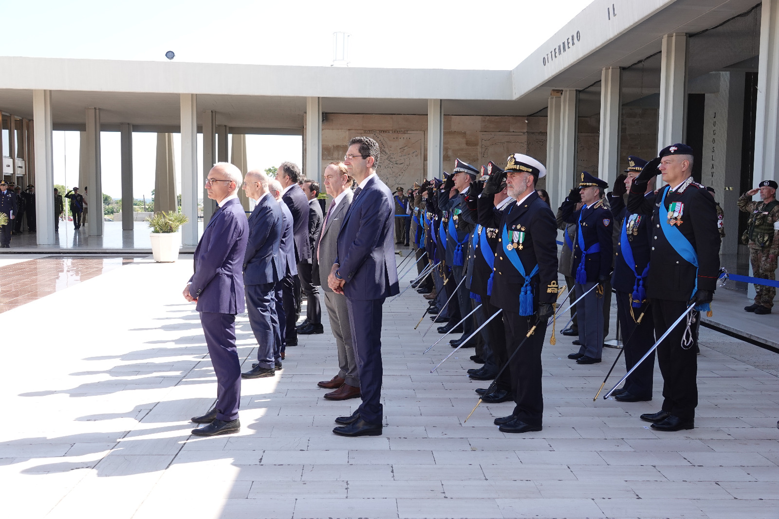 Galleria CELEBRAZIONI DEL 77° ANNIVERSARIO DELLA FONDAZIONE DELLA REPUBBLICA A BARI. EMILIANO: “RICORRENZA CELEBRATA TUTTO L’ANNO DA CHI SVOLGE IL PROPRIO DOVERE” - Diapositiva 12 di 12
