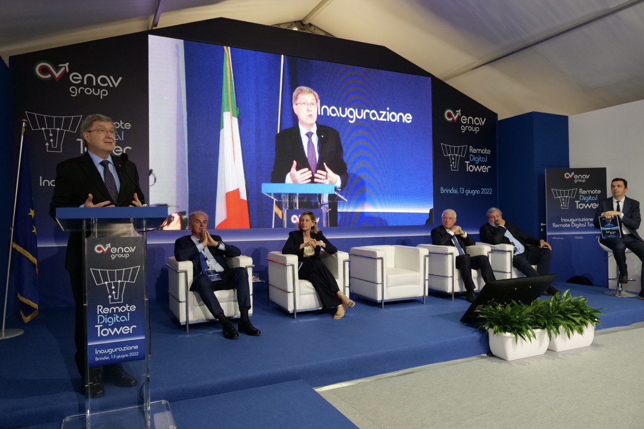 Galleria Aeroporto di Brindisi, Emiliano all’apertura della prima Torre di controllo gestita da remoto: “Il capitale umano qui impiegato farà un salto di qualità” - Diapositiva 10 di 15