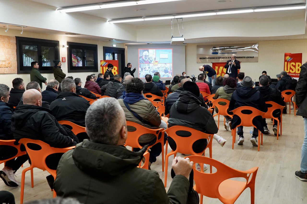 Galleria Ex Ilva, Emiliano all’assemblea USB di Taranto: “Il Governo è in difficoltà, ma spero ci autorizzi a utilizzare la somma di denaro messa a disposizione dalla Regione Puglia” - Diapositiva 2 di 11