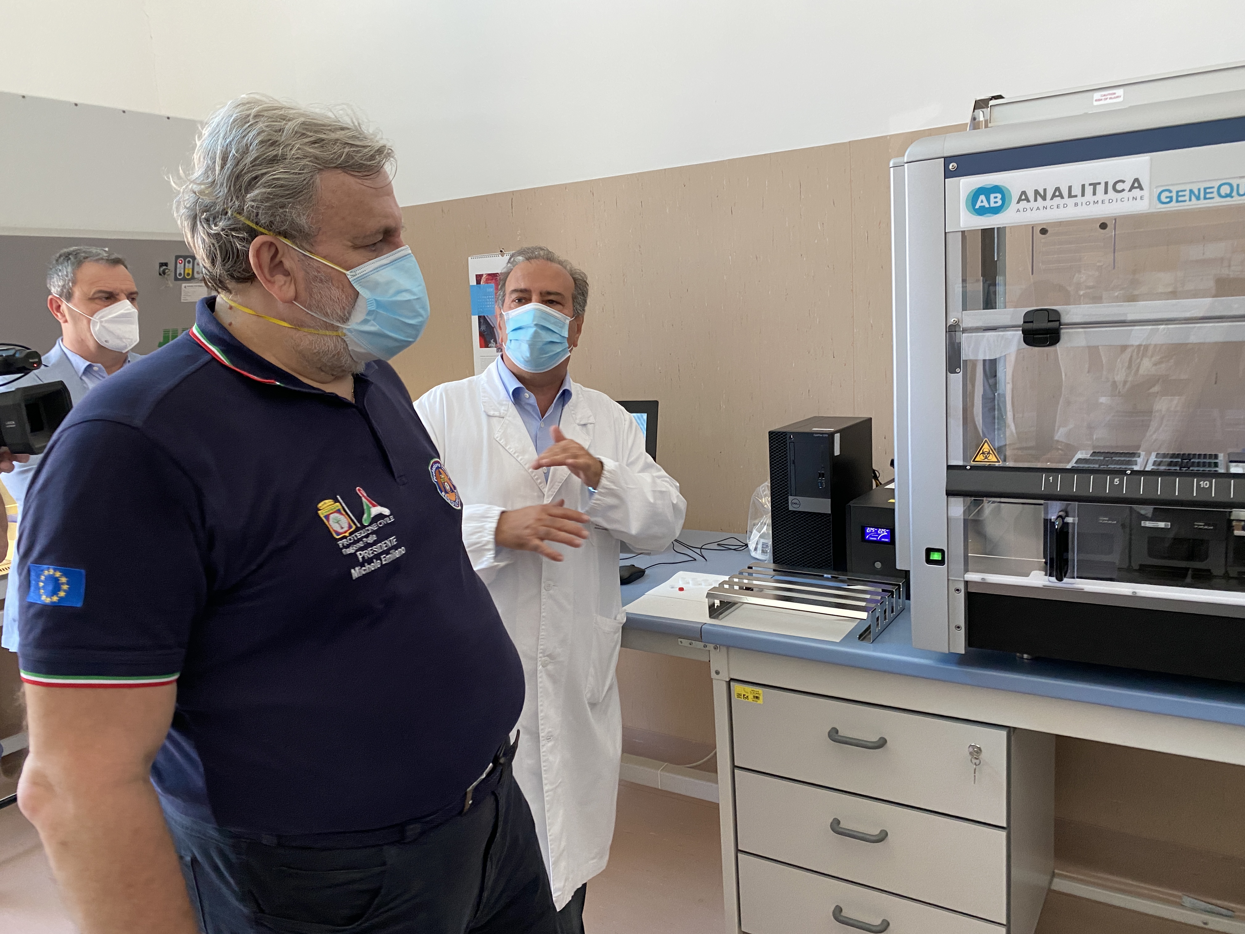 Galleria Emiliano visita il nuovo laboratorio di microbiologia e virologia del “De Bellis” di Castellana: può processare oltre 800 tamponi al giorno - Diapositiva 7 di 8