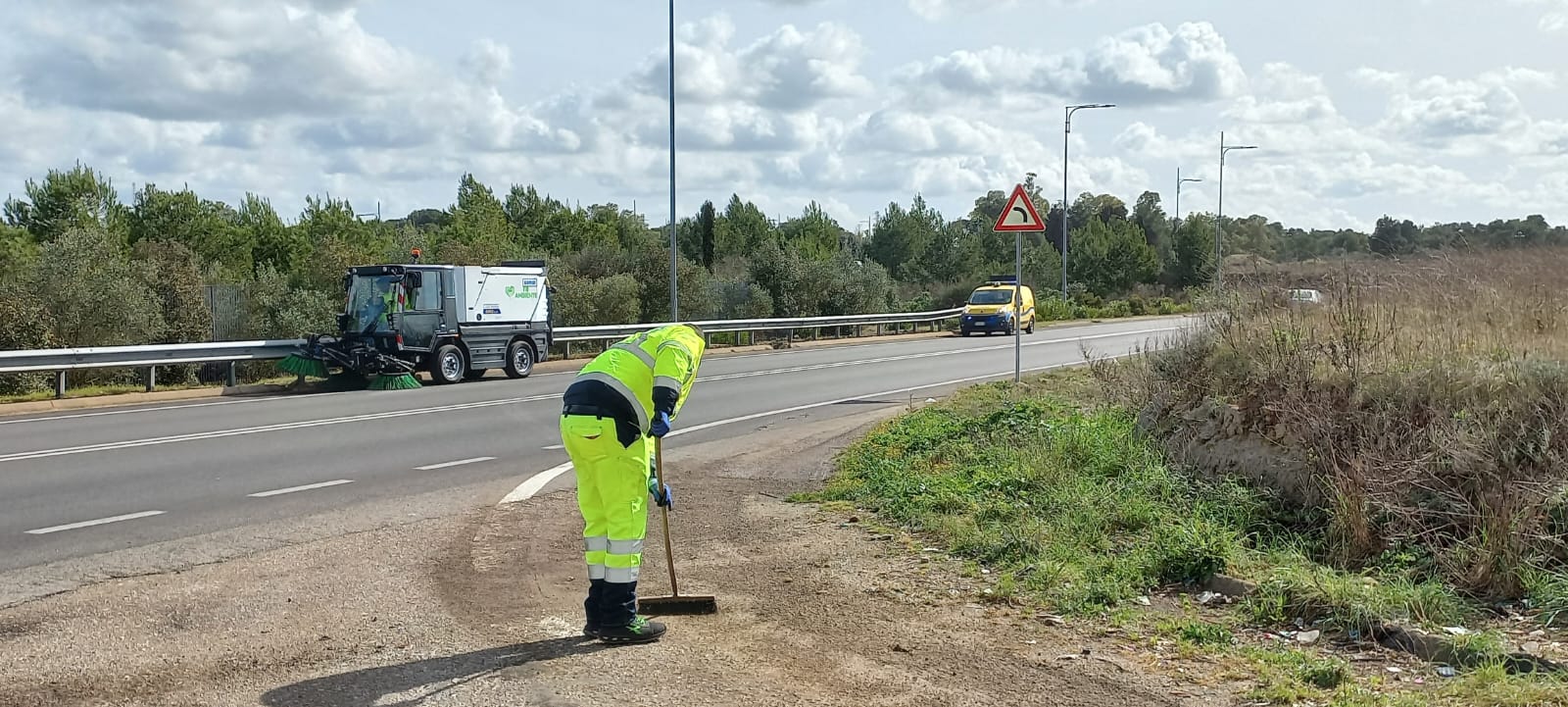 Galleria Rimozione dei rifiuti sulle strade statali: la soddisfazione dell’assessora Maraschio - Diapositiva 3 di 4
