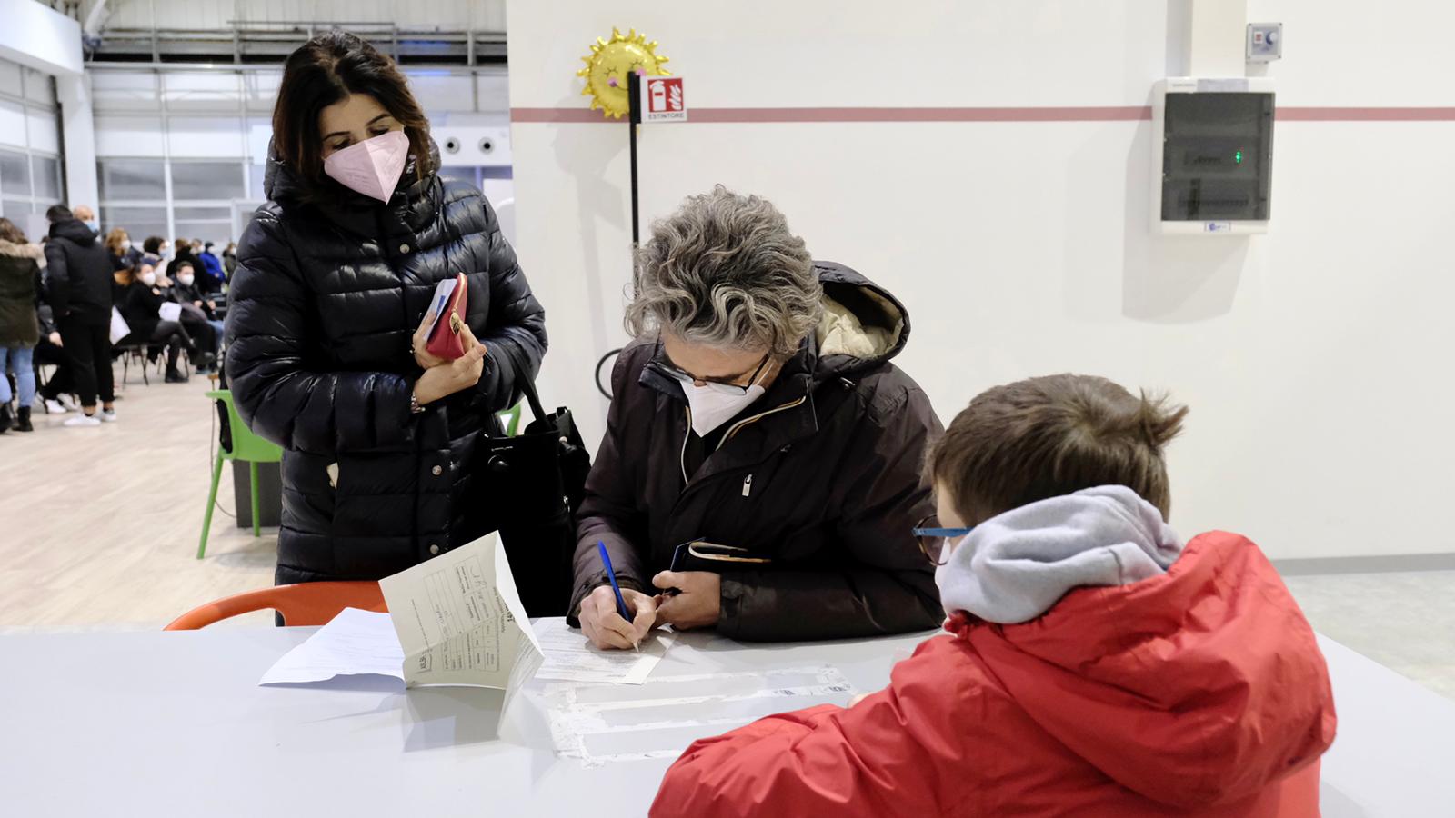 Galleria Ottomila prenotazioni dei 12-19 anni pugliesi per “La notte è giovane”: da stasera a domenica sessioni vaccinali notturne - Diapositiva 3 di 7