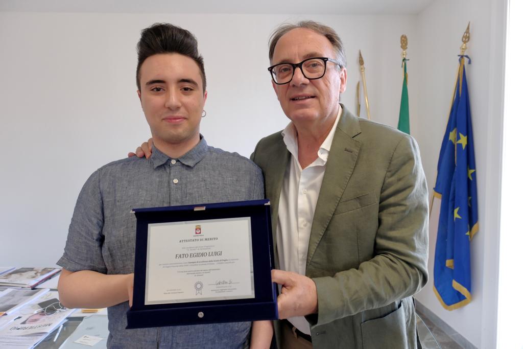 Galleria L’assessore regionale Leo premia studente vincitore del concorso nazionale di lingua francese - Diapositiva 4 di 6