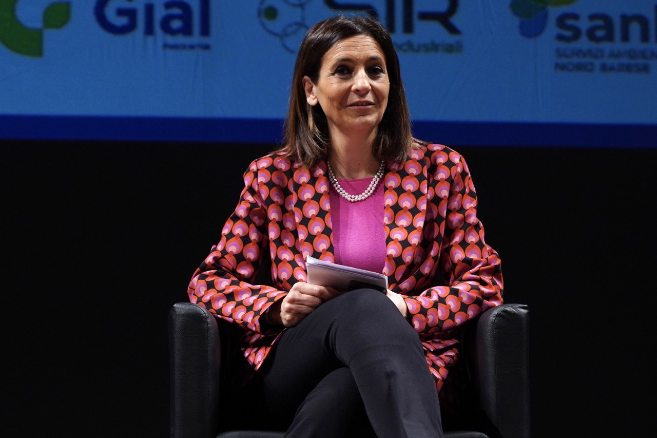 Galleria EMILIANO AGLI STATI REGIONALI DEI RIFIUTI:  “IL PIANO DELLA PUGLIA NON VUOLE IMPATTARE SULL’AMBIENTE. ASECO È UN’ALTERNATIVA PUBBLICA ALLE DIFFICOLTÀ. - Diapositiva 2 di 13