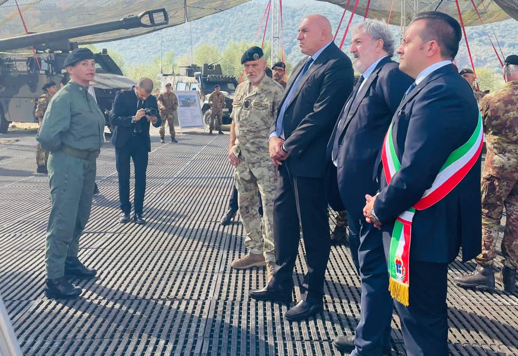 Galleria Michele Emiliano all’esercitazione militare “Leone Alato 23” a Cagnano Varano alla presenza del Presidente della Repubblica Mattarella e del ministro Crosetto - Diapositiva 22 di 22