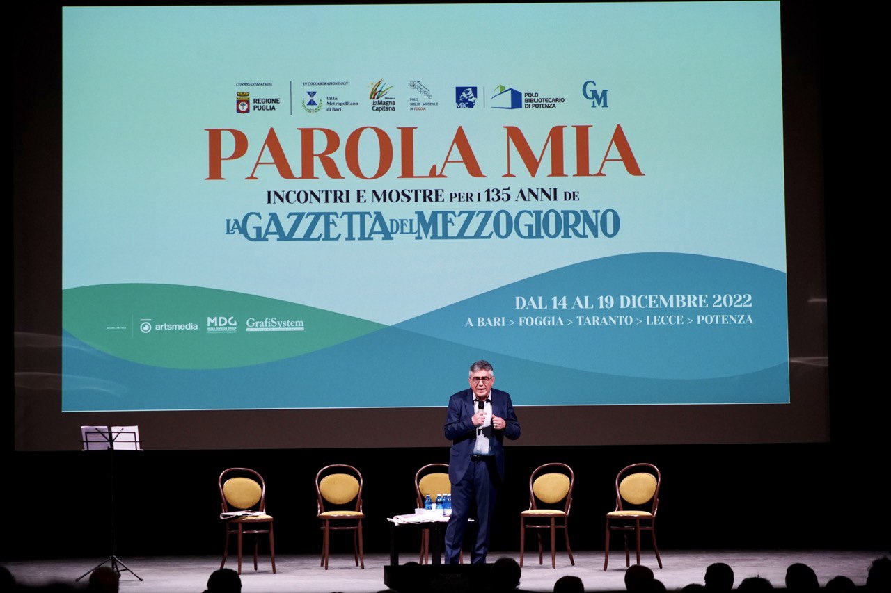 Galleria EMILIANO A “PAROLA MIA”, LA RASSEGNA PER I 135 ANNI DELLA GAZZETTA DEL MEZZOGIORNO: “DIETRO QUESTO GIORNALE CI SONO DEI SOGNI” - Diapositiva 9 di 10
