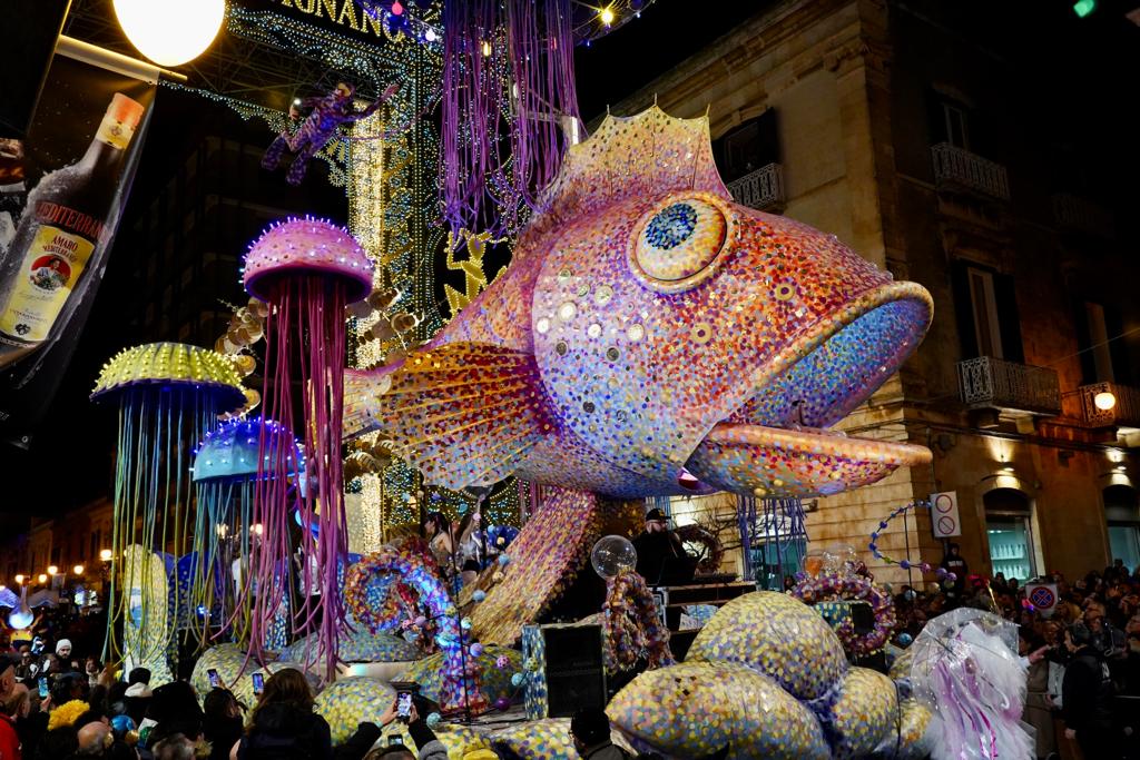 Galleria EMILIANO ALLA SFILATA DEI CARRI E DELLE MASCHERE DEL CARNEVALE DI PUTIGNANO: “ORGOGLIO DELLA PUGLIA”. - Diapositiva 17 di 17