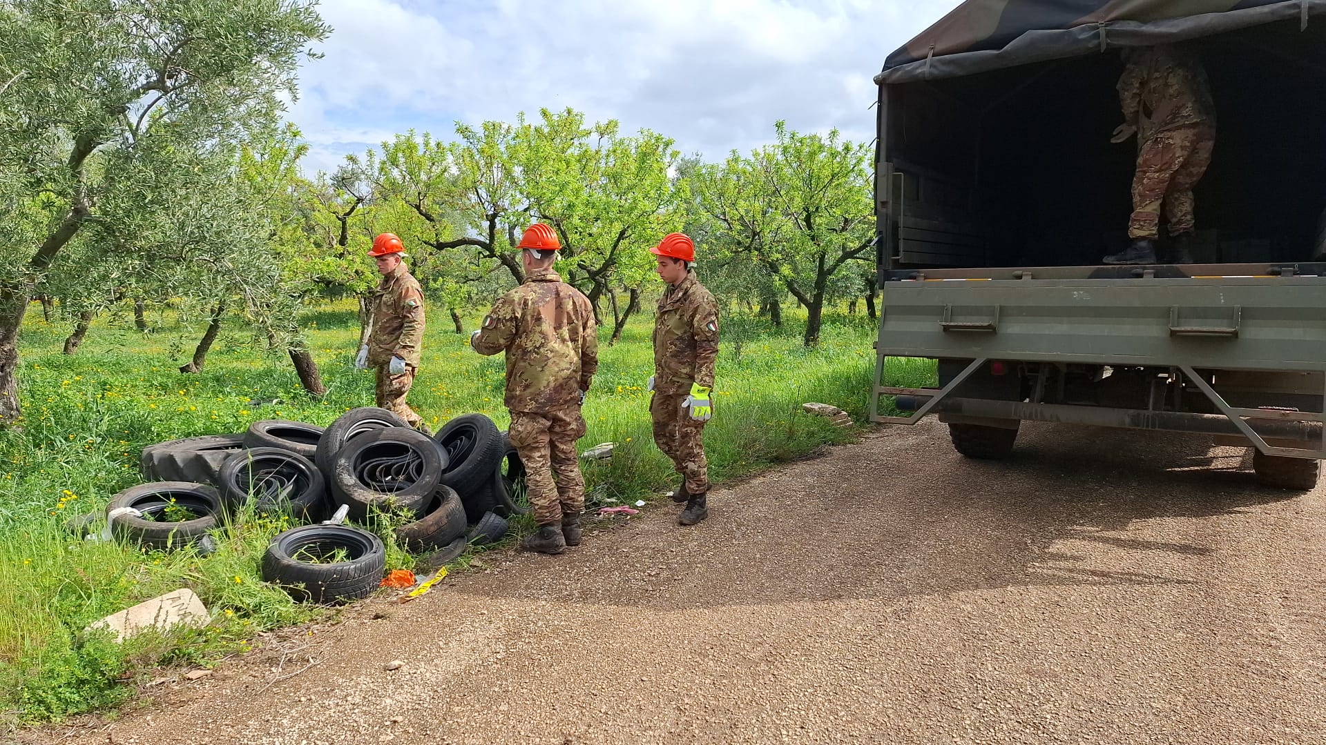 Galleria PLAUSO PRESIDENTE EMILIANO A OPERAZIONE “ALTA MURGIA CLEAN UP” CON ESERCITO, PARCO NAZIONALE ALTA MURGIA E ARIF CONTRO ABBANDONO DEI RIFIUTI - Diapositiva 1 di 8