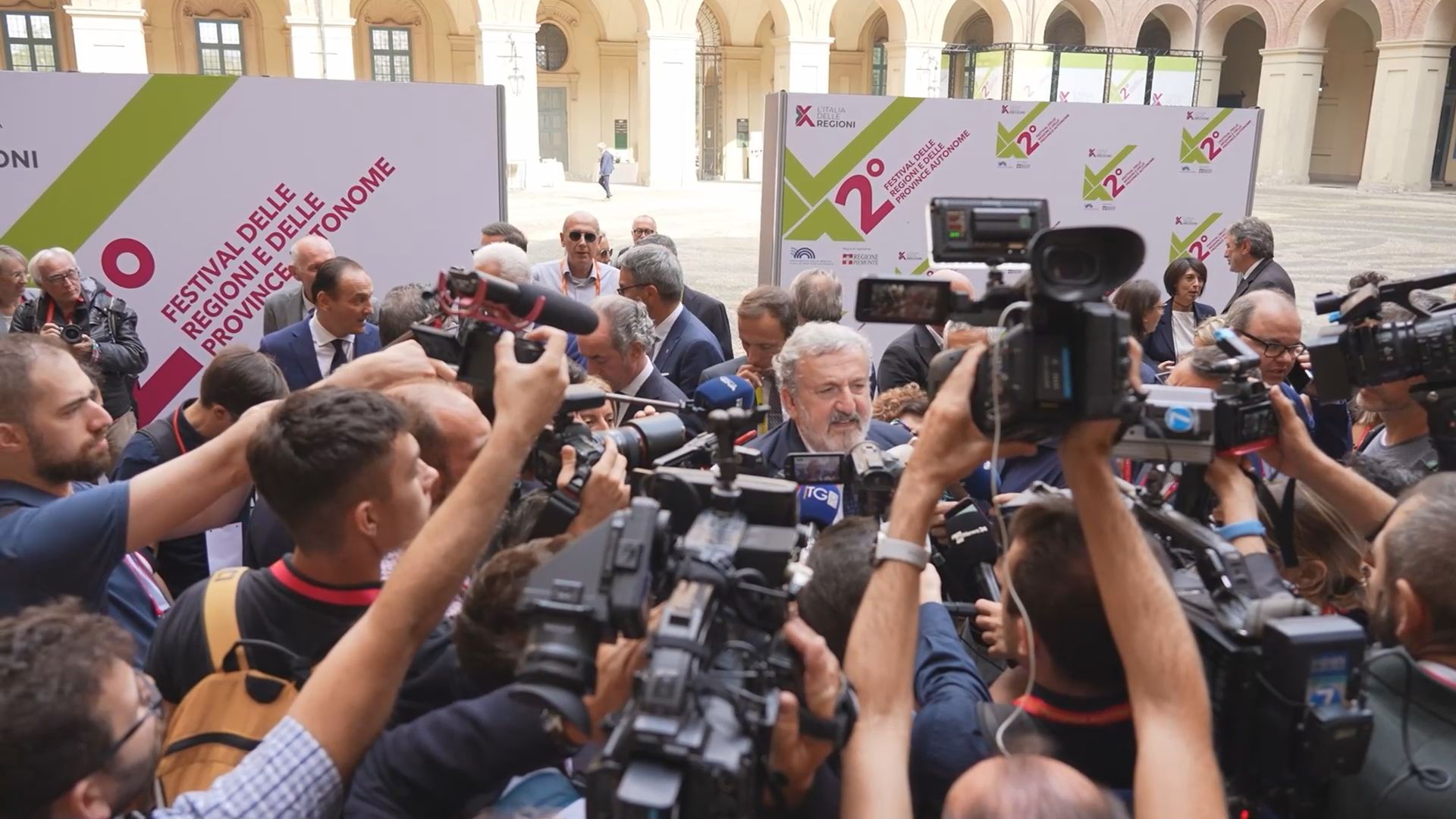 Galleria FESTIVAL DELLE REGIONI, OGGI IL PRESIDENTE MATTARELLA  EMILIANO: “SUL PNRR LE REGIONI VIGILERANNO E COLLABORERANNO AFFINCHÈ GLI OBIETTIVI DI SPESA SIANO RISPETTATI” - Diapositiva 2 di 13