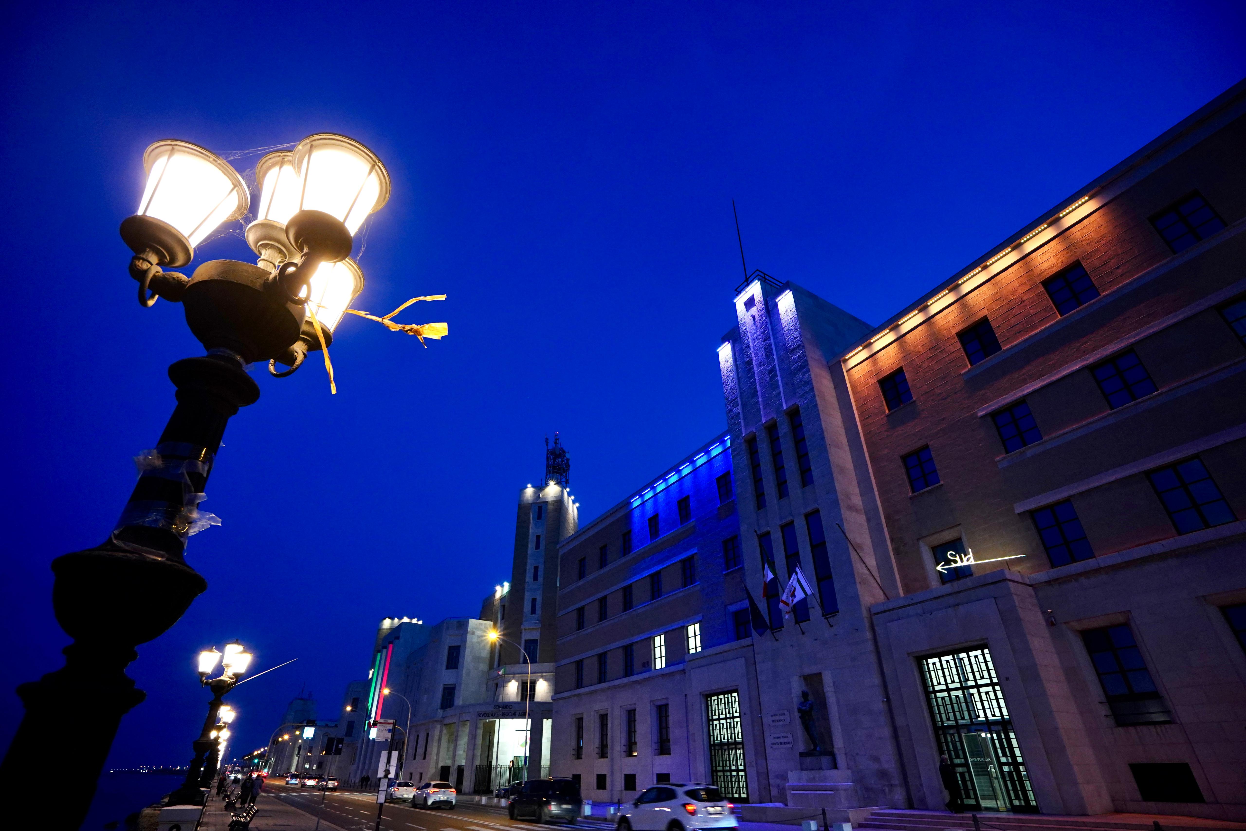 Galleria Solidarietà alla popolazione ucraina: il Palazzo regionale illuminato di blu e giallo - Diapositiva 4 di 4