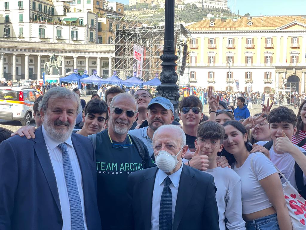 Galleria Emiliano alla marcia per la pace a Napoli: “Una piazza piena di giovani che ha intuito le insidie e le speranze di una generazione intera” - Diapositiva 7 di 7