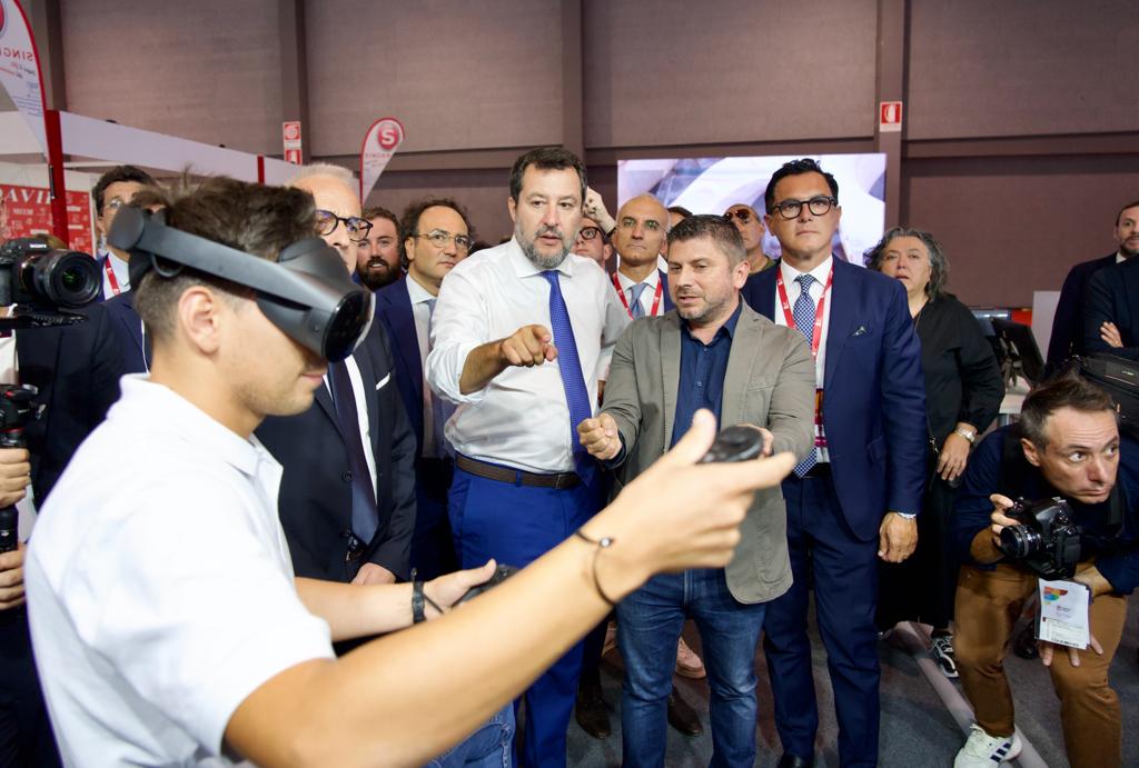 Galleria FdL 2023. Il ministro Salvini visita il padiglione della Regione Puglia. Con il presidente Emiliano visitano la mostra sui Giochi del Mediterraneo a Taranto - Diapositiva 2 di 7