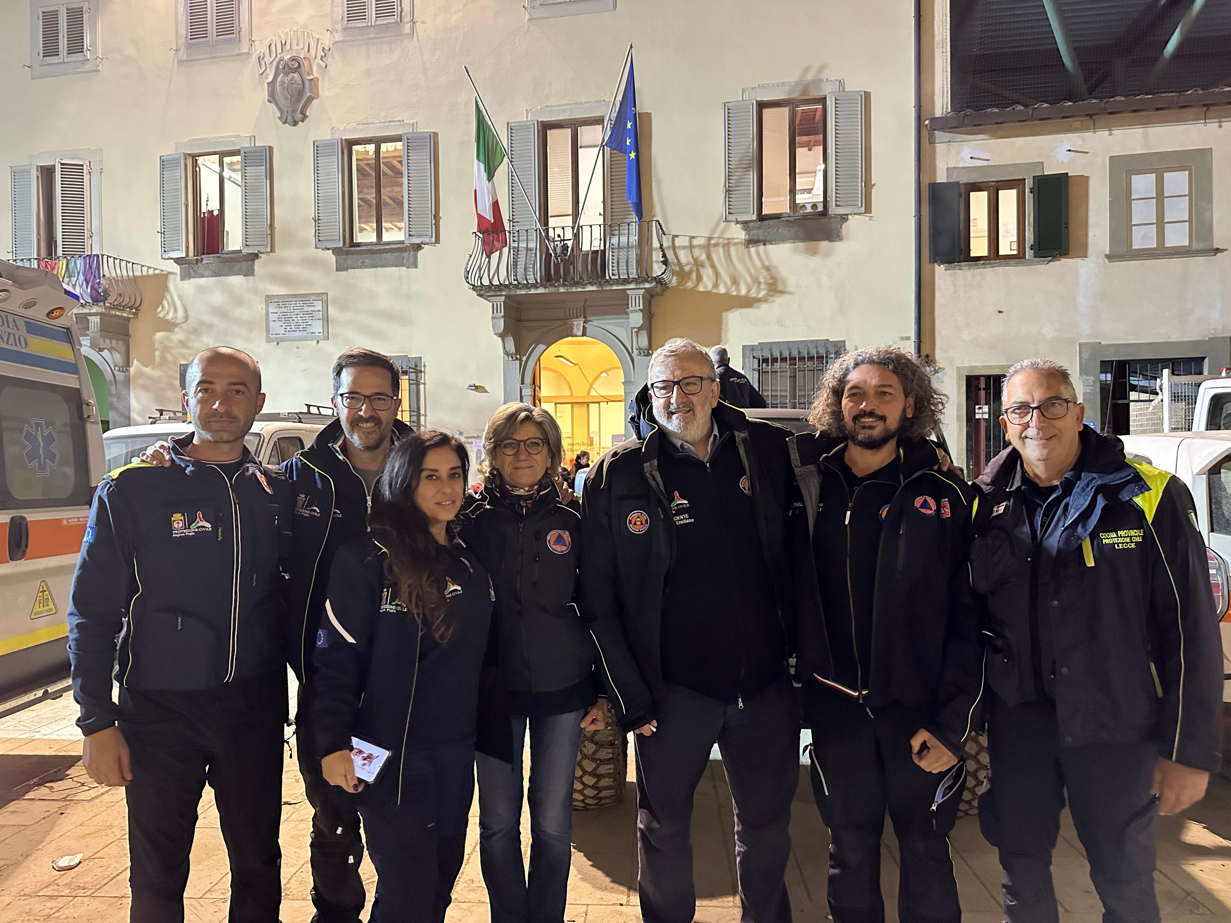 Galleria EMERGENZA ALLUVIONE, EMILIANO E GIANI A CAMPI BISENZIO CON LA COLONNA MOBILE DELLA PROTEZIONE CIVILE  - Diapositiva 4 di 18