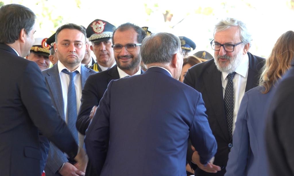 Galleria Il presidente Emiliano alle celebrazioni della Giornata dell'Unità nazionale e delle Forze Armate: “Festa che esprime gratitudine per i nostri caduti e volontà di pace” - Diapositiva 1 di 14