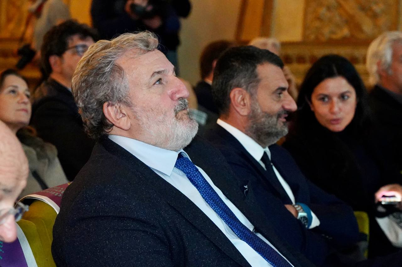 Galleria EMILIANO A “PAROLA MIA”, LA RASSEGNA PER I 135 ANNI DELLA GAZZETTA DEL MEZZOGIORNO: “DIETRO QUESTO GIORNALE CI SONO DEI SOGNI” - Diapositiva 7 di 10