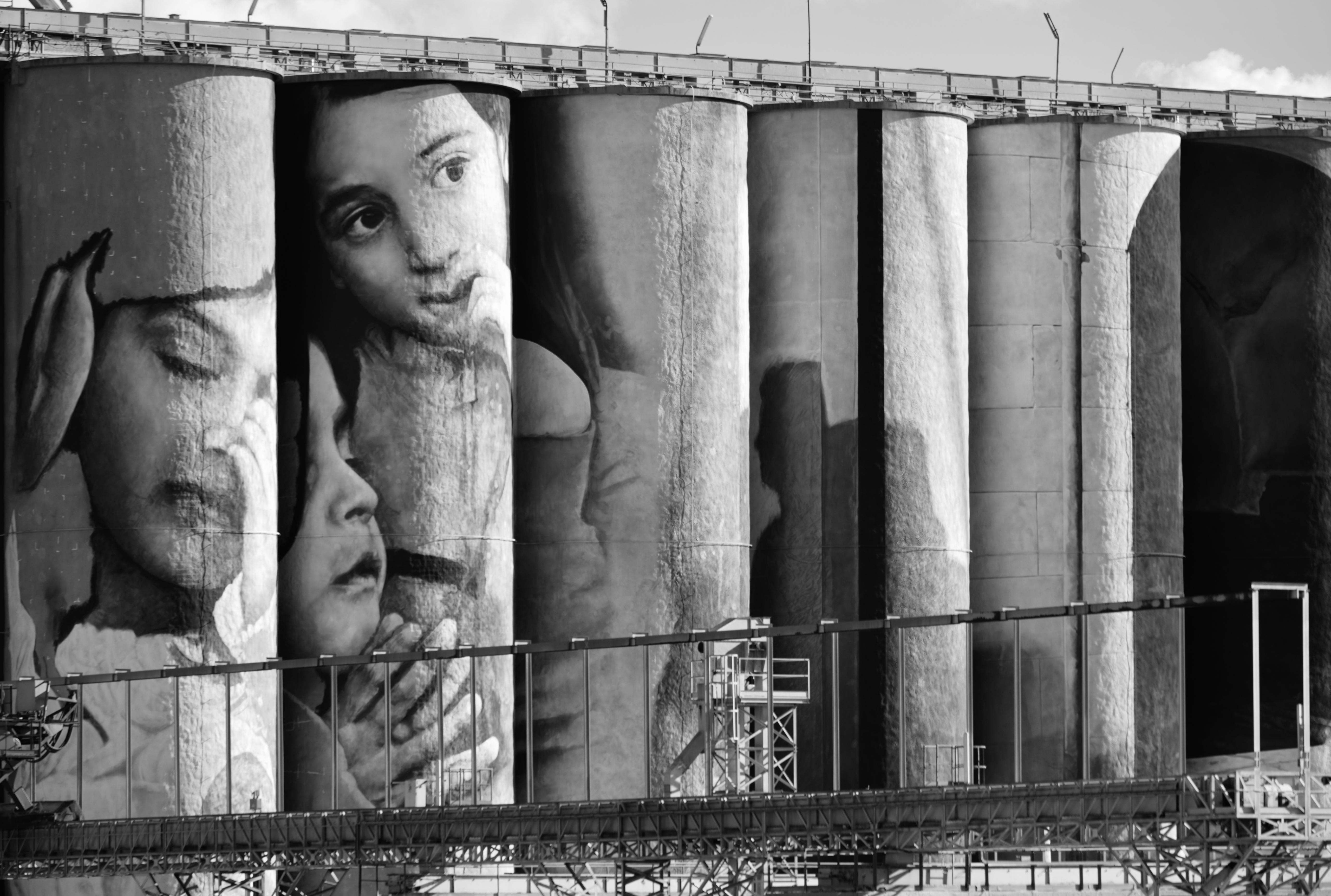 Galleria Porto di Bari, Emiliano alla presentazione del murales di Guido van Helten: è la più grande opera d’arte a cielo aperto della città - Diapositiva 2 di 5