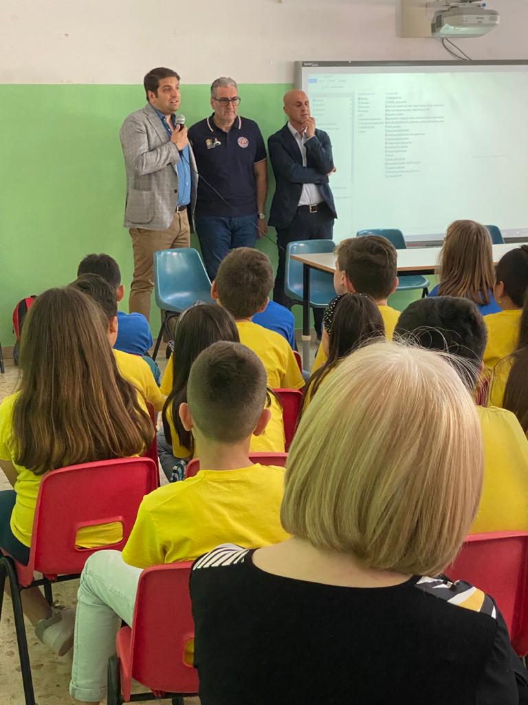 Galleria La Protezione Civile entra nelle scuole: incontro con alunni e docenti dell’istituto comprensivo “Armando Diaz” di Laterza - Diapositiva 1 di 7