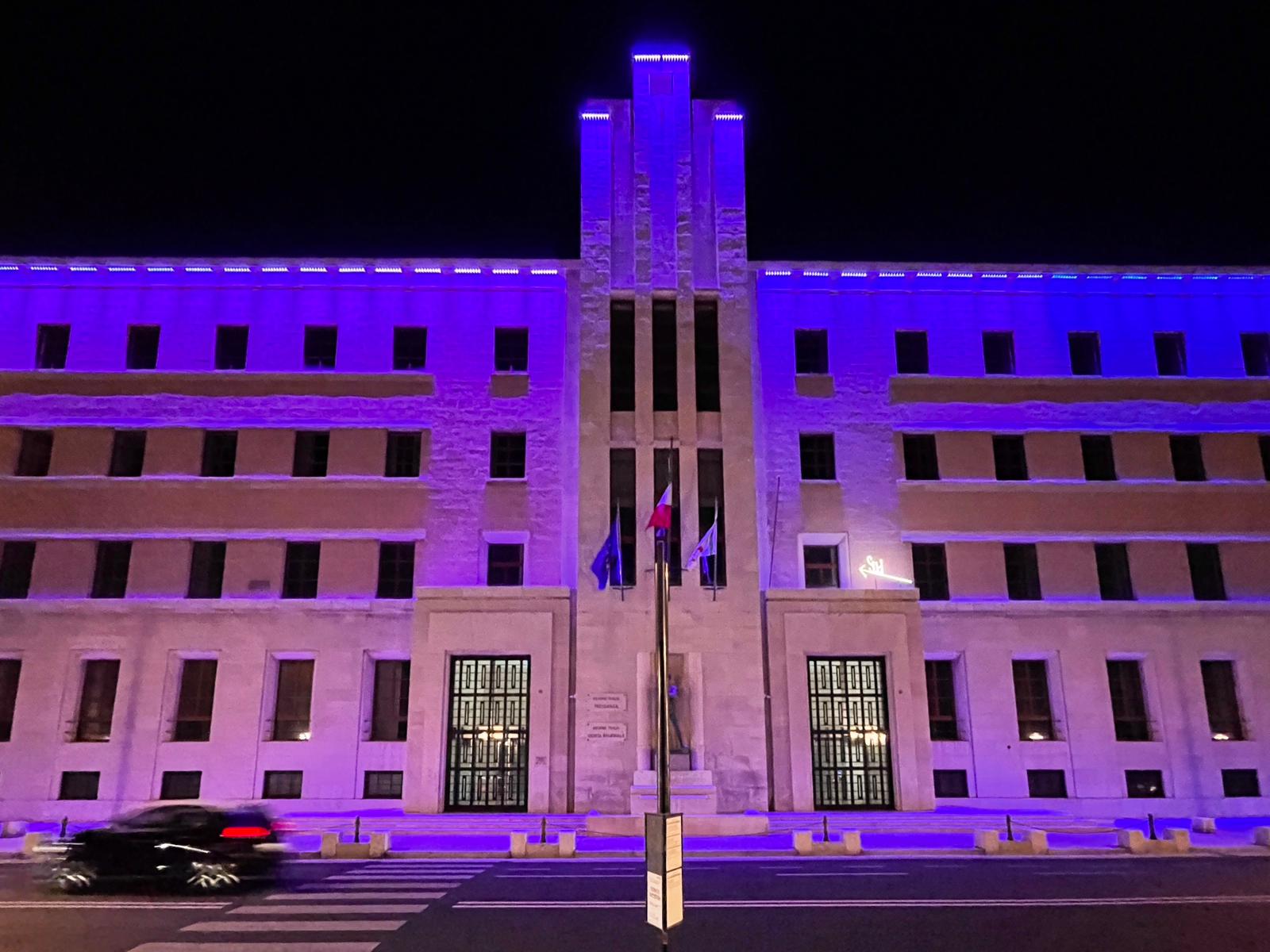 Galleria Fibromialgia, il Palazzo della Regione Puglia si illumina di viola per la Giornata mondiale - Diapositiva 2 di 4
