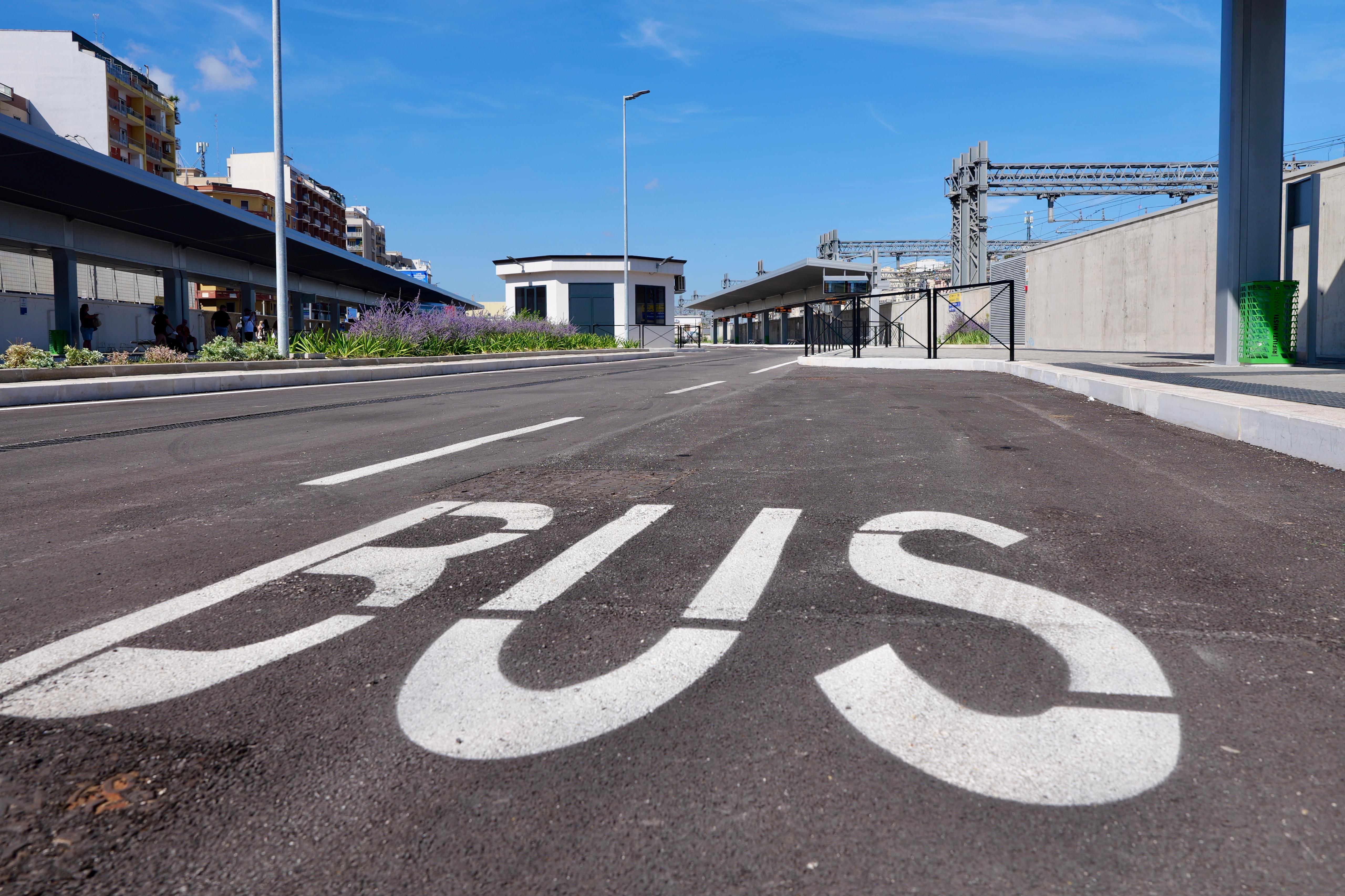 Galleria Terminal bus di Bari Centrale, Emiliano e Ciliento: “Con questa struttura affermiamo l’idea di un’offerta di trasporto ordinata, intermodale, sostenibile e sicura” - Diapositiva 2 di 7