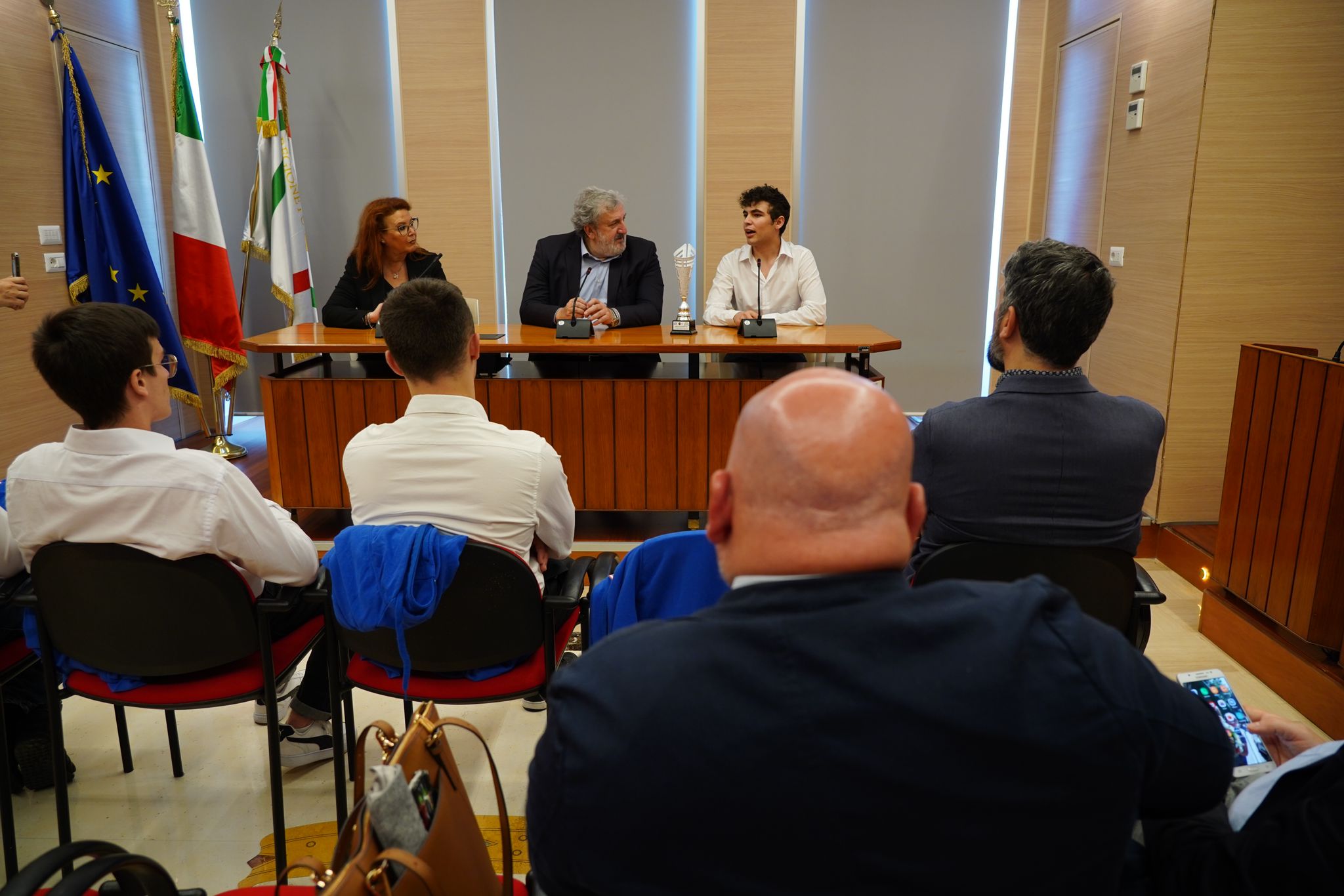 Galleria Il presidente Emiliano riceve gli studenti dell’IISS Marconi-Hack di Bari arrivati terzi ai campionati nazionali di robotica - Diapositiva 6 di 8