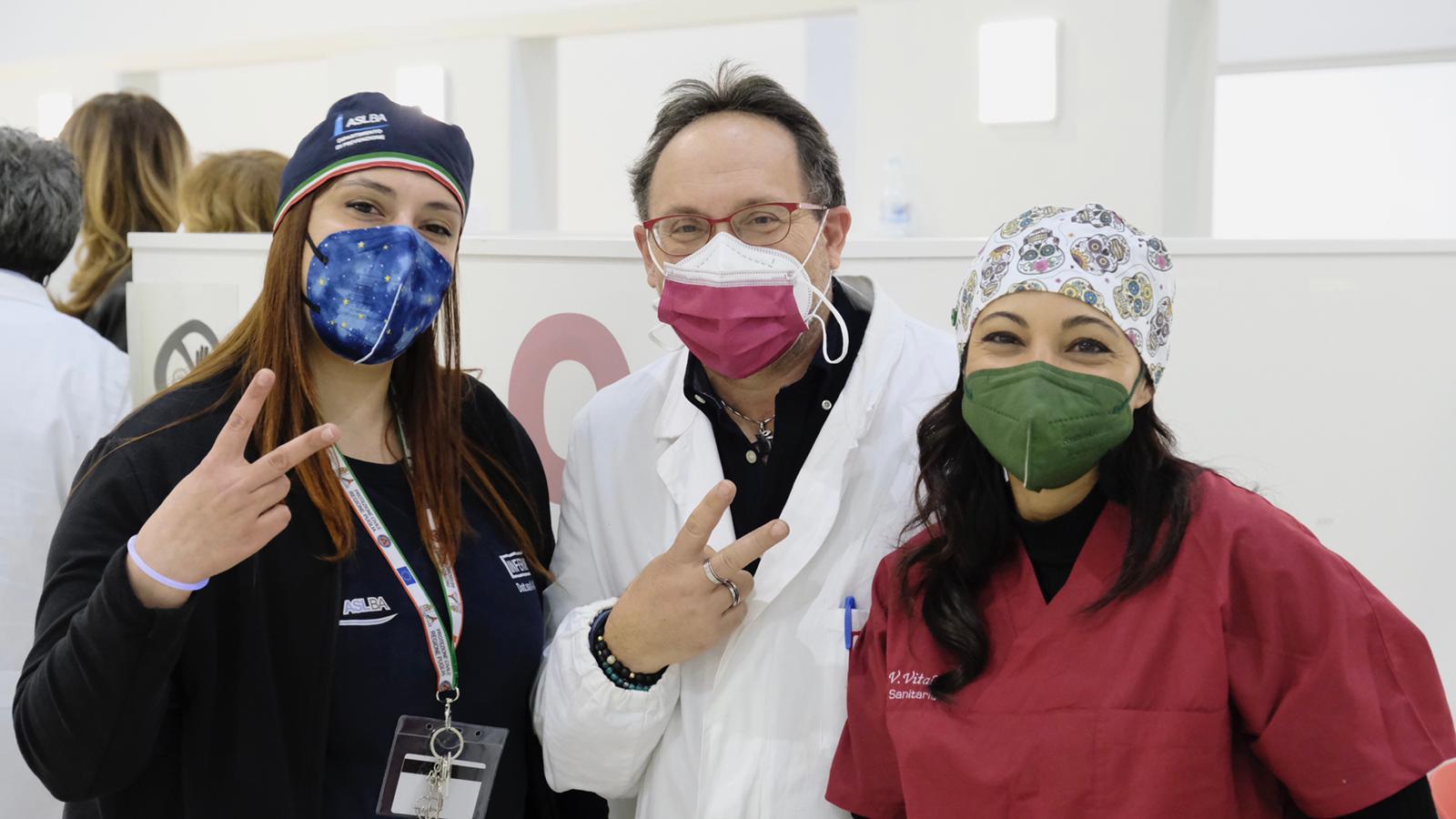 Galleria Ottomila prenotazioni dei 12-19 anni pugliesi per “La notte è giovane”: da stasera a domenica sessioni vaccinali notturne - Diapositiva 2 di 7