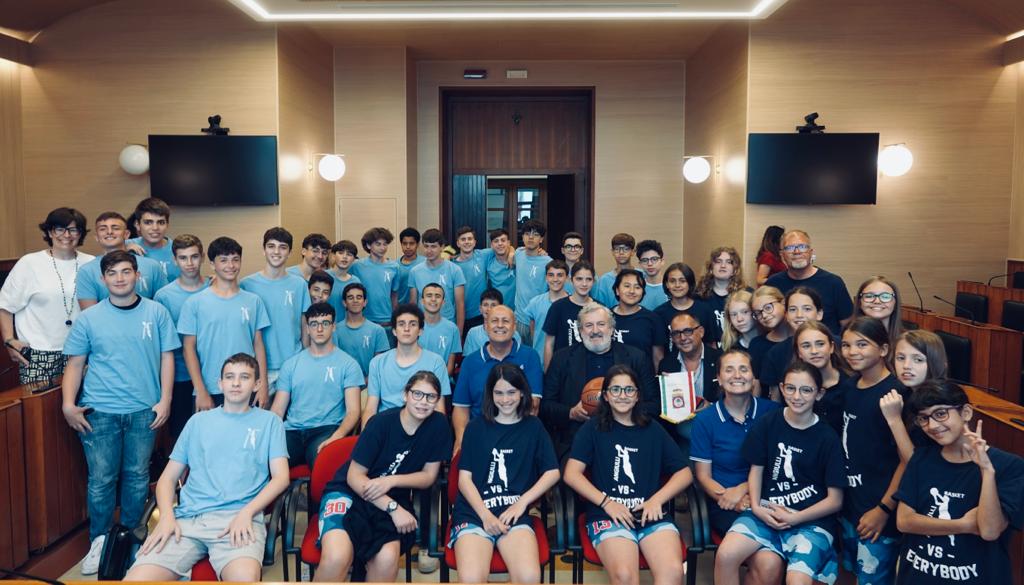 Galleria LE SQUADRE GIOVANILI DEL BASKET ANGIULLI RICEVUTE DAL PRESIDENTE EMILIANO - Diapositiva 8 di 8