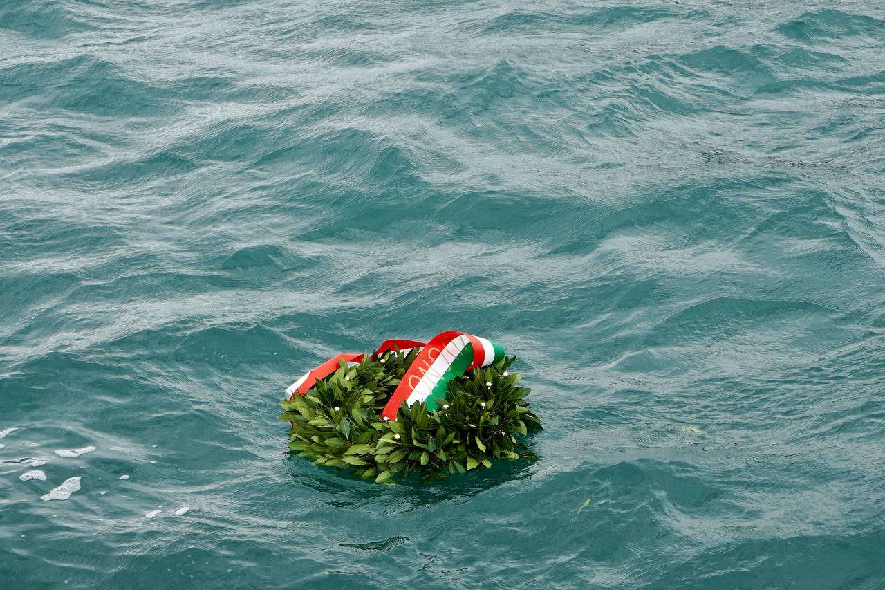 Galleria Taranto, il presidente Emiliano alla cerimonia in memoria dei caduti sul lavoro - Diapositiva 8 di 10