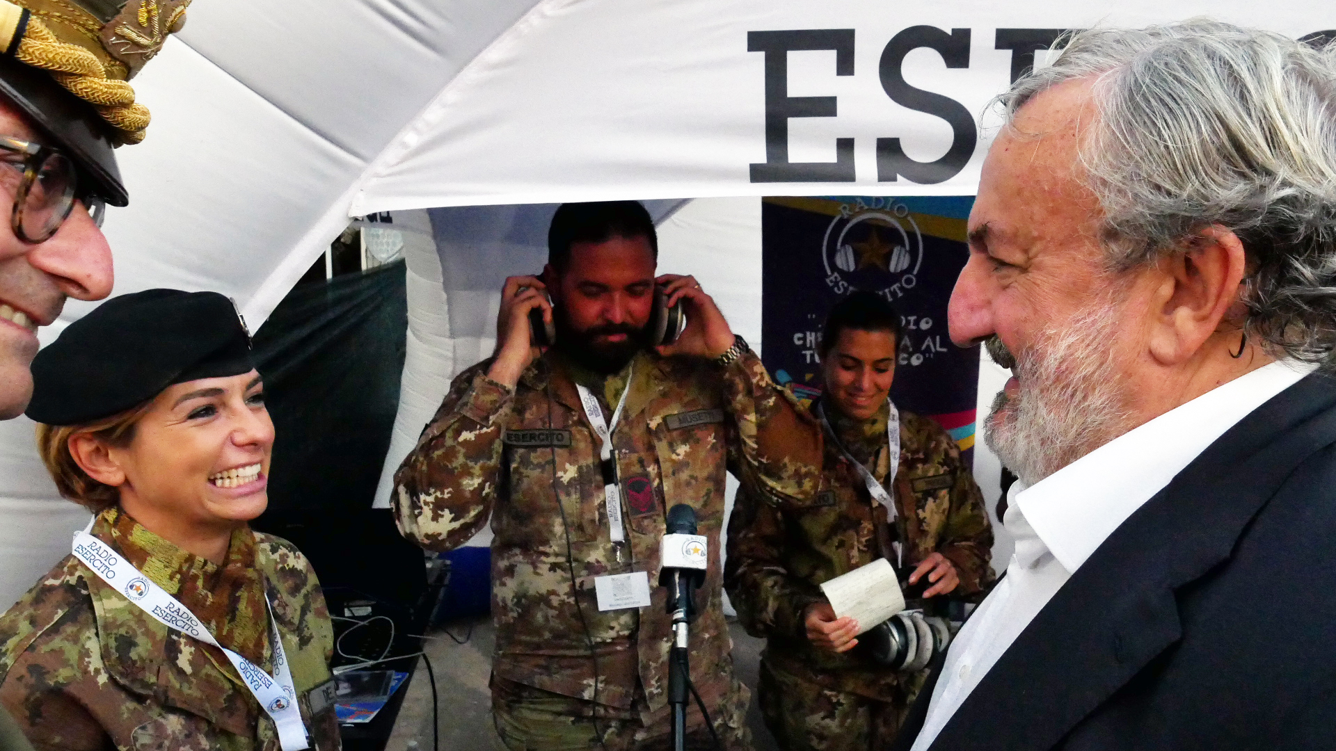 Galleria Fdl 22: Emiliano visita stand Esercito in Fiera - Diapositiva 2 di 9