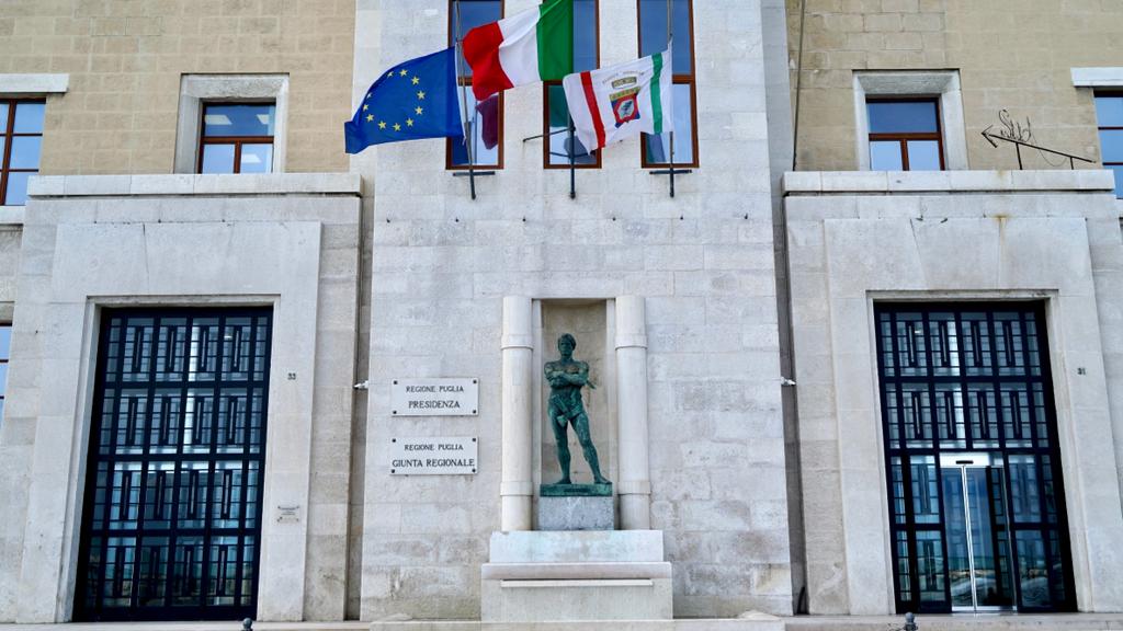 Galleria Bandiere a mezz’asta in Regione Puglia per il lutto nazionale per l'alluvione in Emilia Romagna - Diapositiva 2 di 6