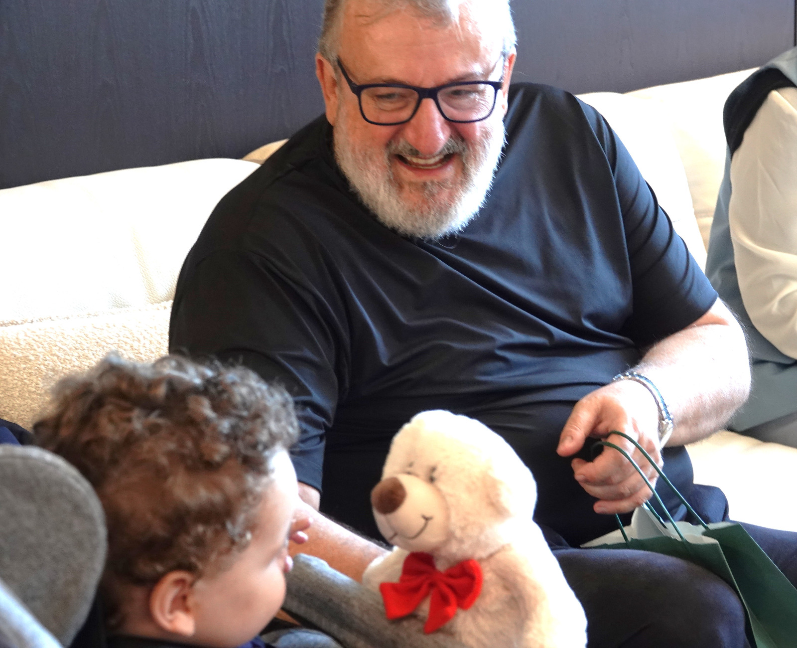 Galleria Il presidente Emiliano incontra la famiglia del bambino palestinese affetto da Sma di tipo 1 in cura a Bari - Diapositiva 2 di 6