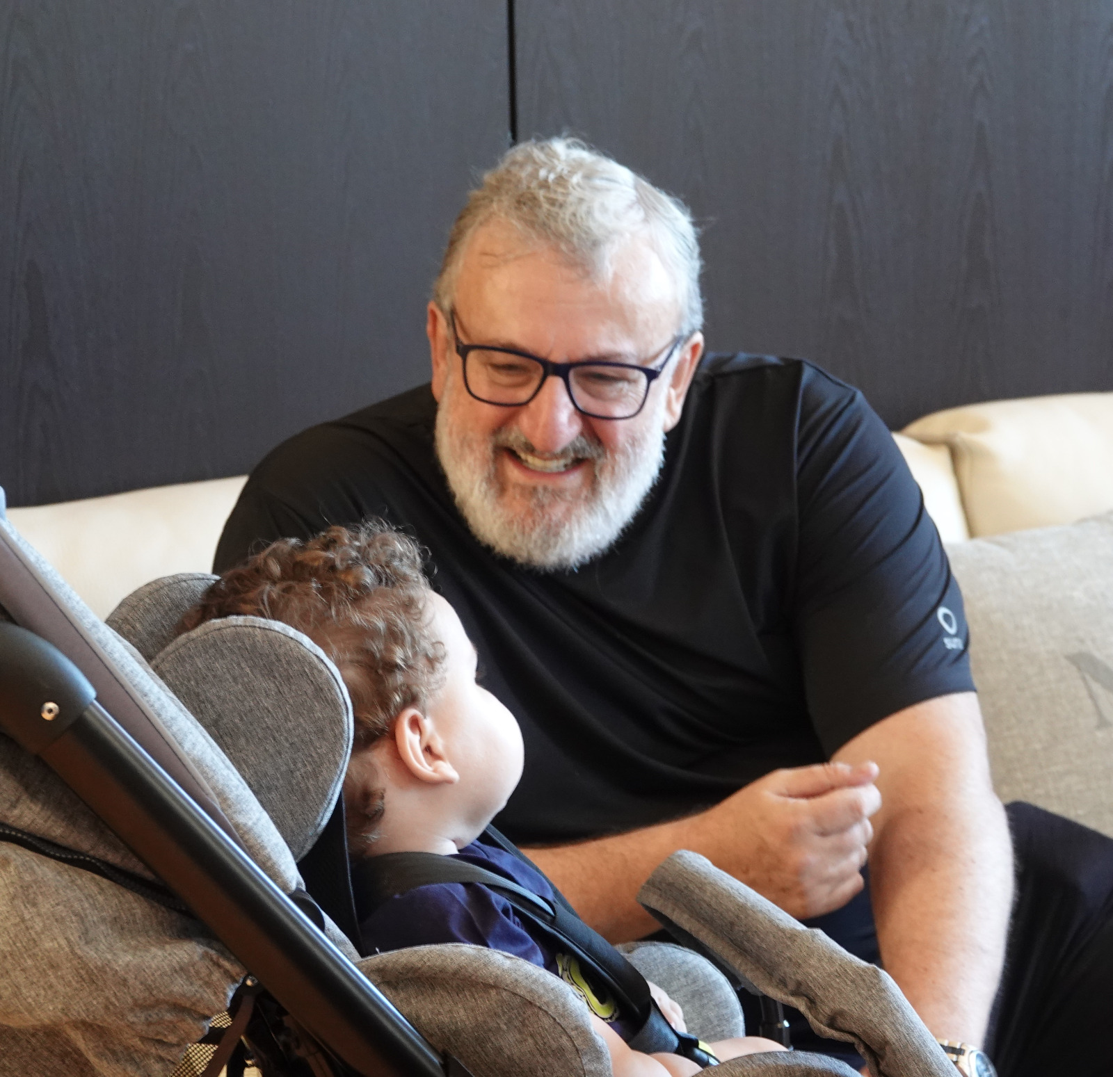 Galleria Il presidente Emiliano incontra la famiglia del bambino palestinese affetto da Sma di tipo 1 in cura a Bari - Diapositiva 3 di 6