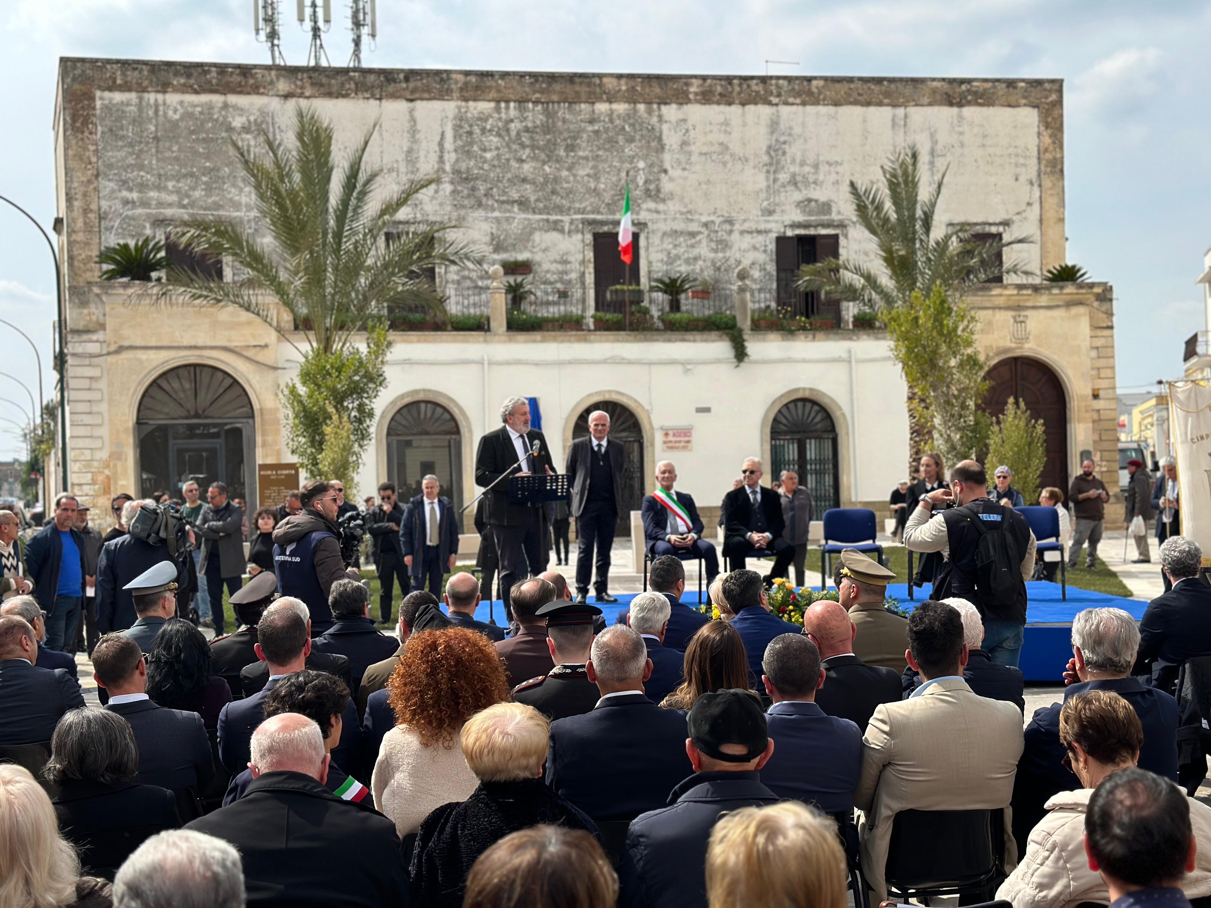 Galleria IL PRESIDENTE EMILIANO A CAMPI SALENTINA PER L’INTITOLAZIONE DELL’EX PIAZZA GARIBALDI A NICOLA QUARTA: “SENZA LE SUE RADICI, LA PUGLIA NON SAREBBE QUELLA CHE OGGI È DIVENTATA” - Diapositiva 6 di 8