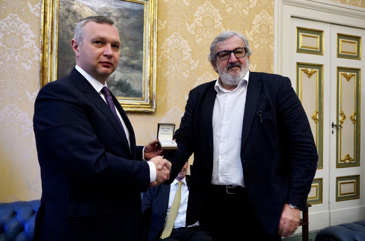 Galleria EMILIANO INCONTRA L’AMBASCIATORE STRAORDINARIO D’UCRAINA YAROSLAV MELNYK: “RIPRISTINARE IL DIRITTO INTERNAZIONALE” - Diapositiva 2 di 2