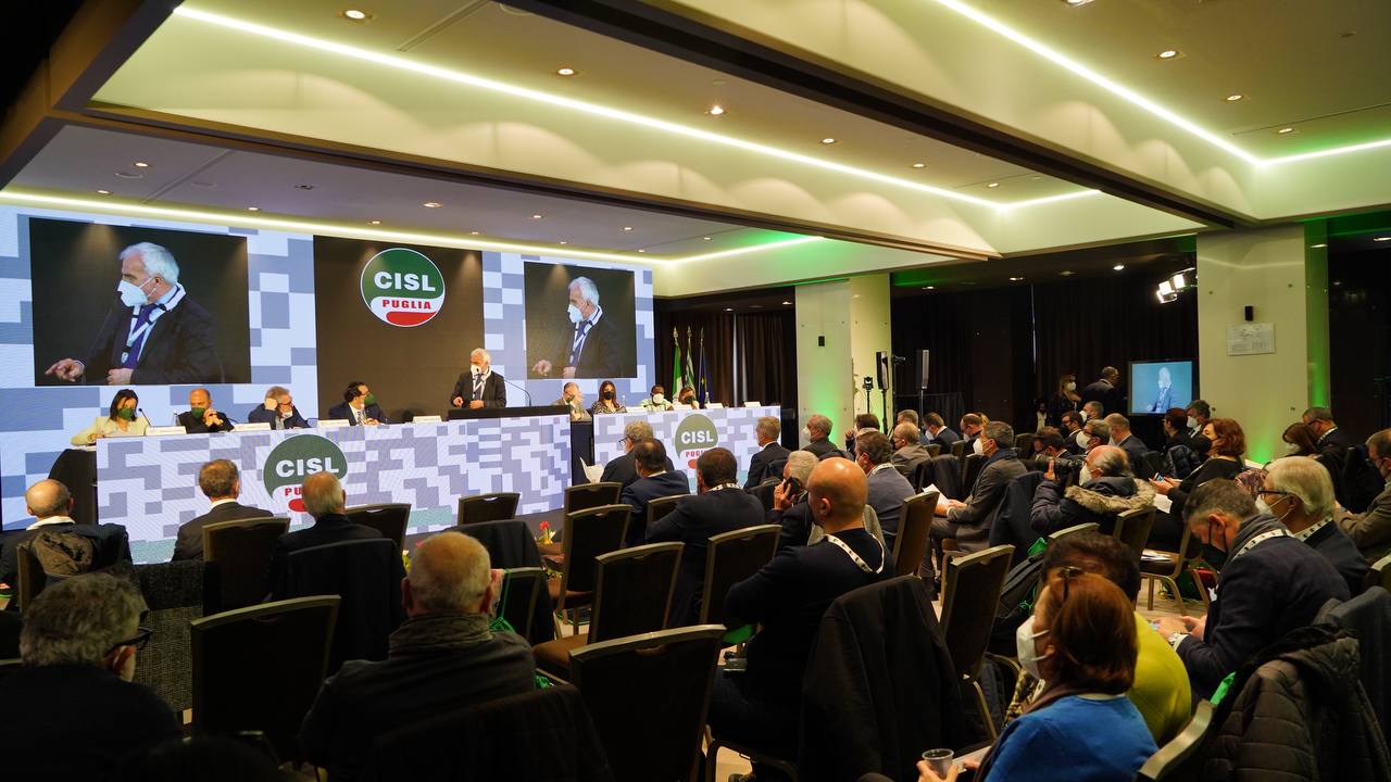 Galleria Il presidente Emiliano e gli assessori Leo, Palese, Pentassuglia al XIII Congresso regionale Cisl Puglia a Bari - Diapositiva 10 di 18