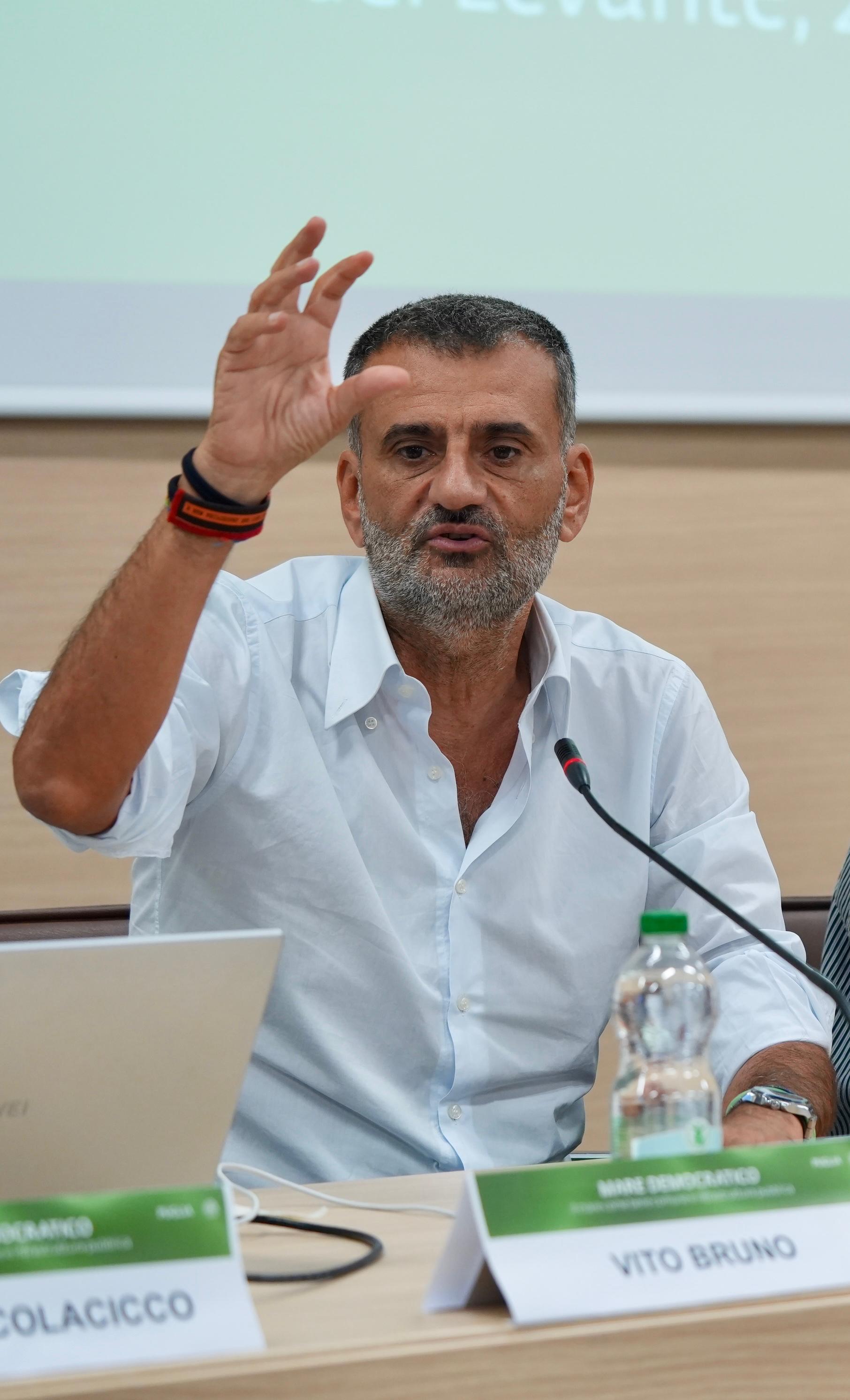 Galleria “Mare Democratico” le politiche integrate sulla costa aprono la settimana dedicata alla partecipazione della Regione Puglia in Fiera del Levante - Diapositiva 2 di 2
