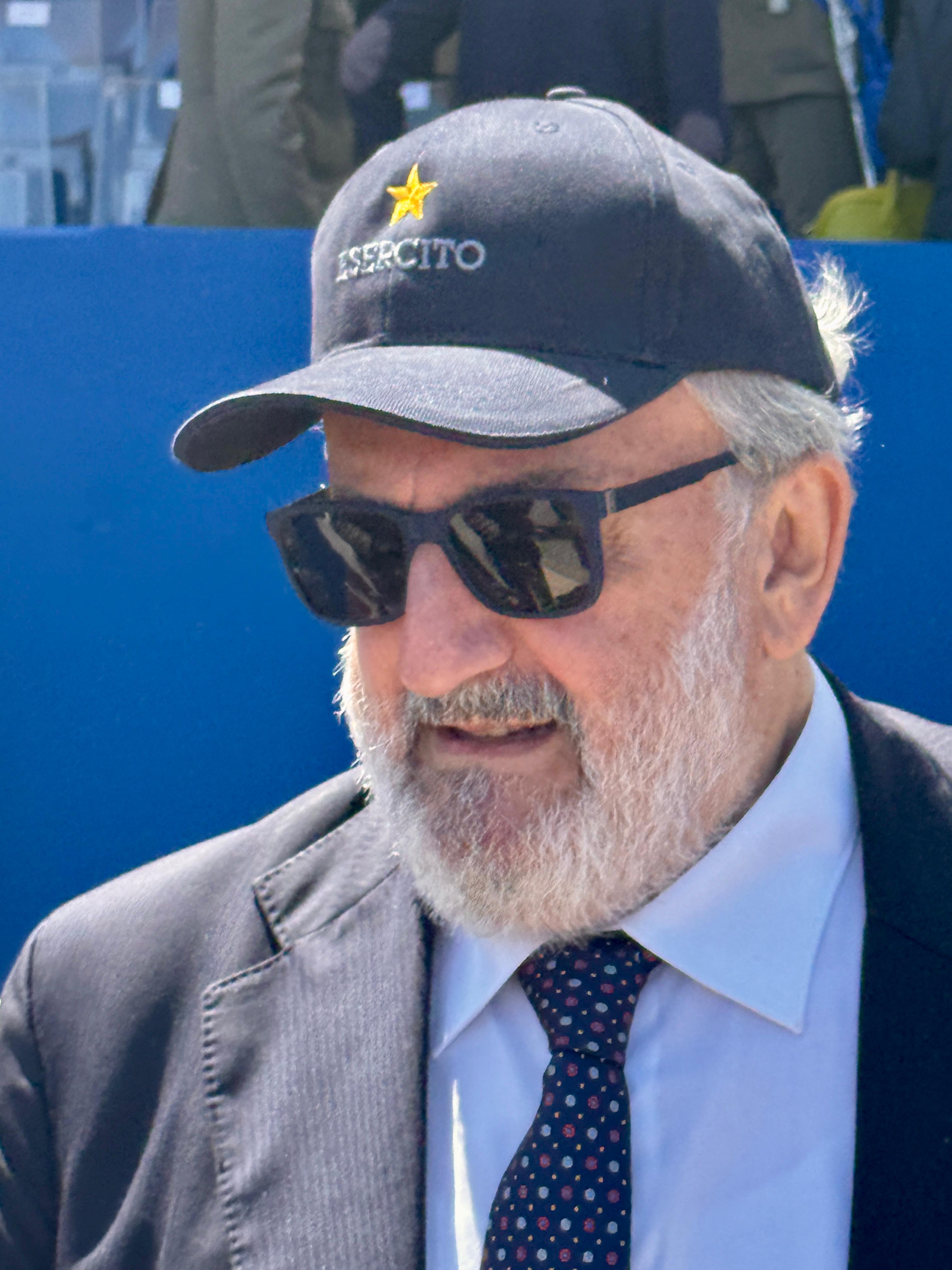 Galleria IL PRESIDENTE EMILIANO ALLE CELEBRAZIONI PER IL 164° ANNIVERSARIO DELL’ESERCITO: “É ANCHE LA FESTA DEI TANTI PUGLIESI CHE HANNO OFFERTO LA VITA E SERVITO LA PATRIA”. - Diapositiva 5 di 13