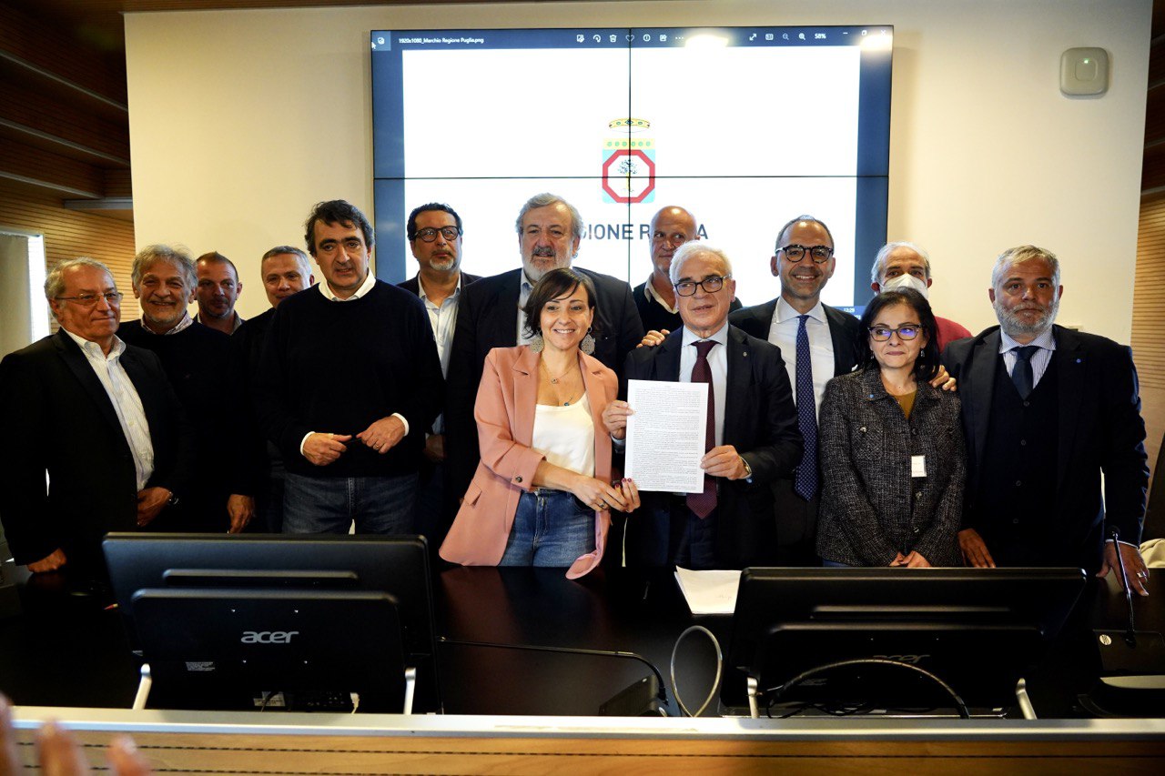 Galleria SANITÀ E WELFARE: SOTTOSCRITTO OGGI DA EMILIANO, PALESE E BARONE L’ACCORDO REGIONE-SINDACATI - Diapositiva 2 di 11