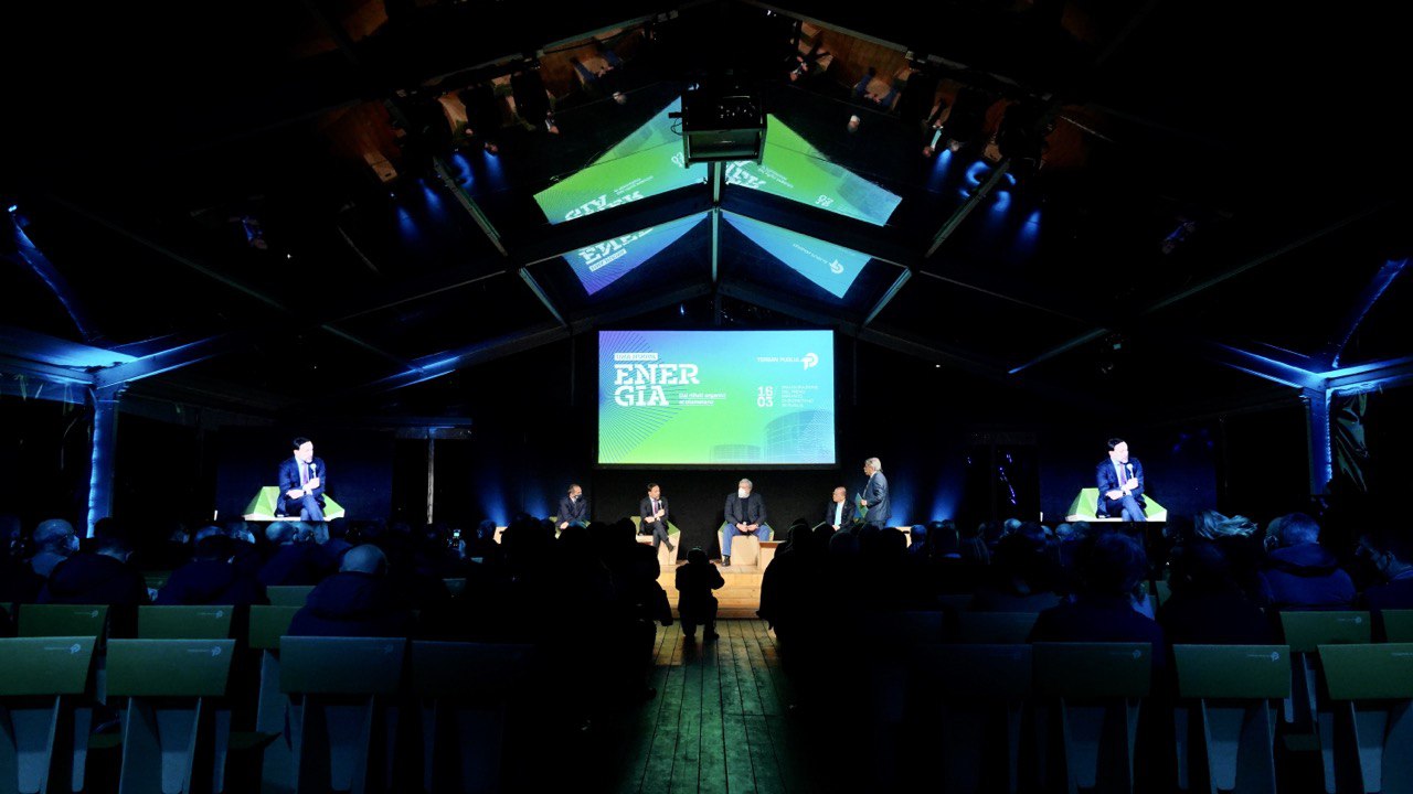 Galleria Inaugurato a Modugno il primo impianto in Puglia che produce biogas dai rifiuti. Emiliano: “Con questo impianto trasformiamo una minaccia in energia” - Diapositiva 3 di 15